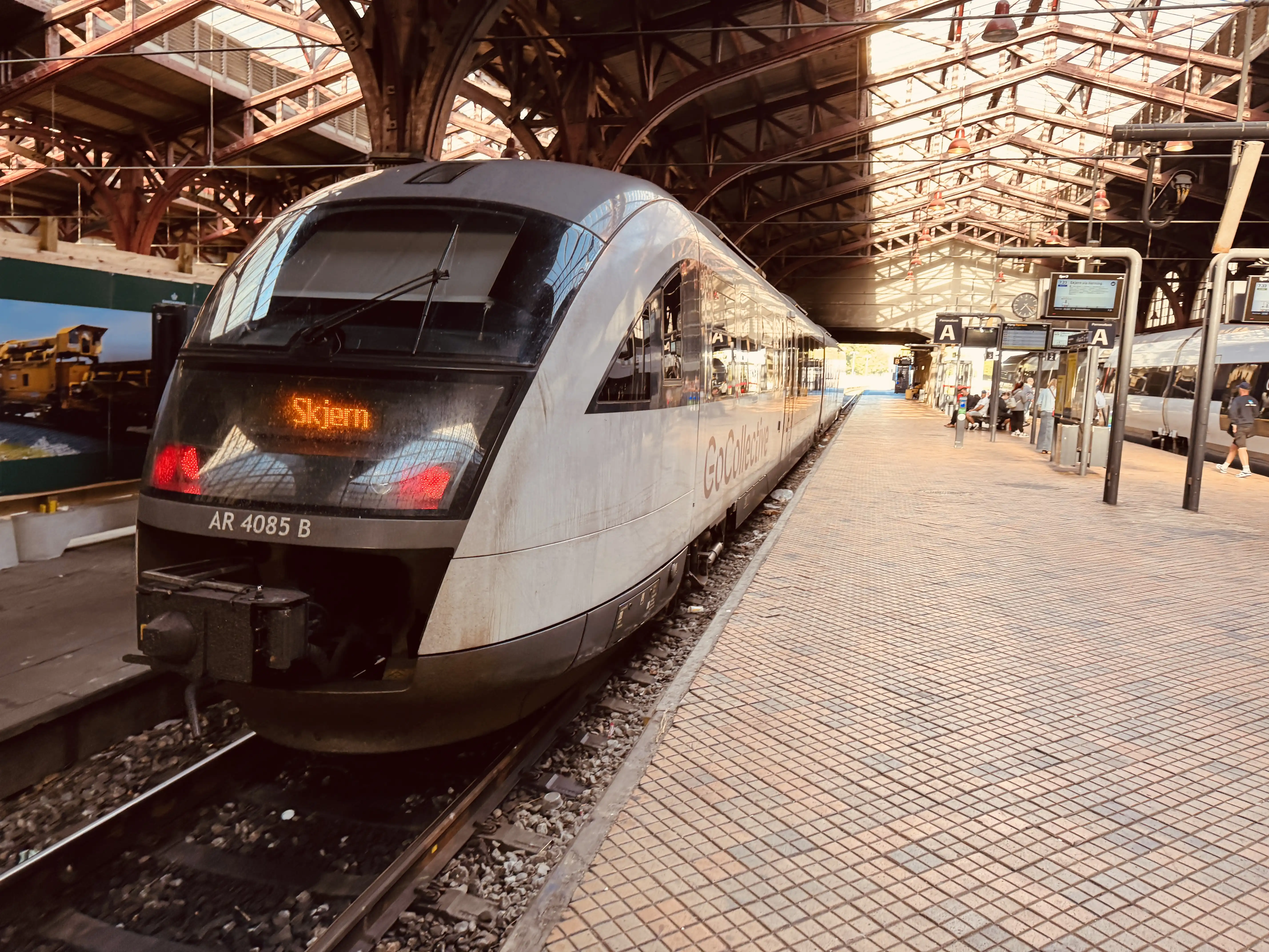 Billede af GoCollective AR 4085, tidligere DSB MQ 4125-4925 fotograferet ud for Aarhus Hovedbanegård.