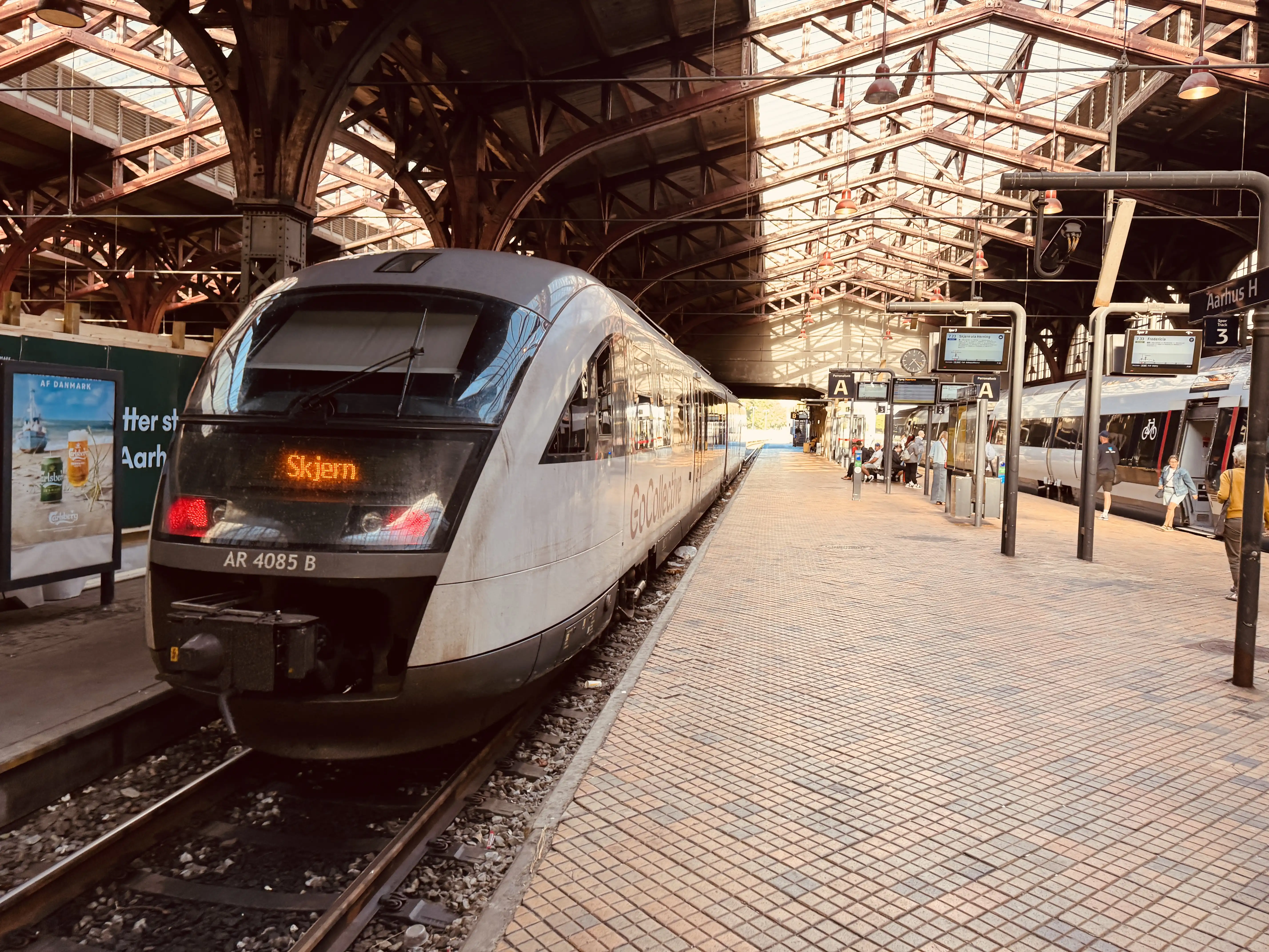 Billede af GoCollective AR 4085, tidligere DSB MQ 4125-4925 fotograferet ud for Aarhus Hovedbanegård.