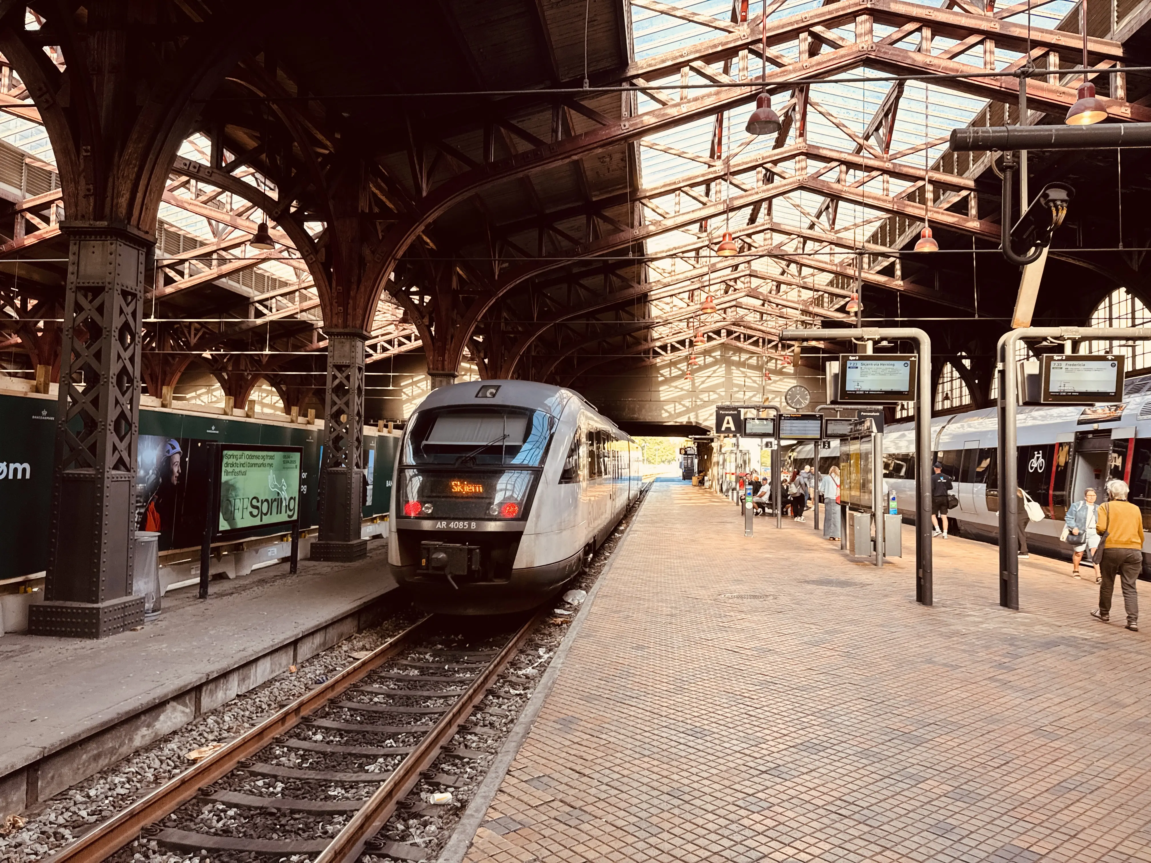 Billede af GoCollective AR 4085, tidligere DSB MQ 4125-4925 fotograferet ud for Aarhus Hovedbanegård.