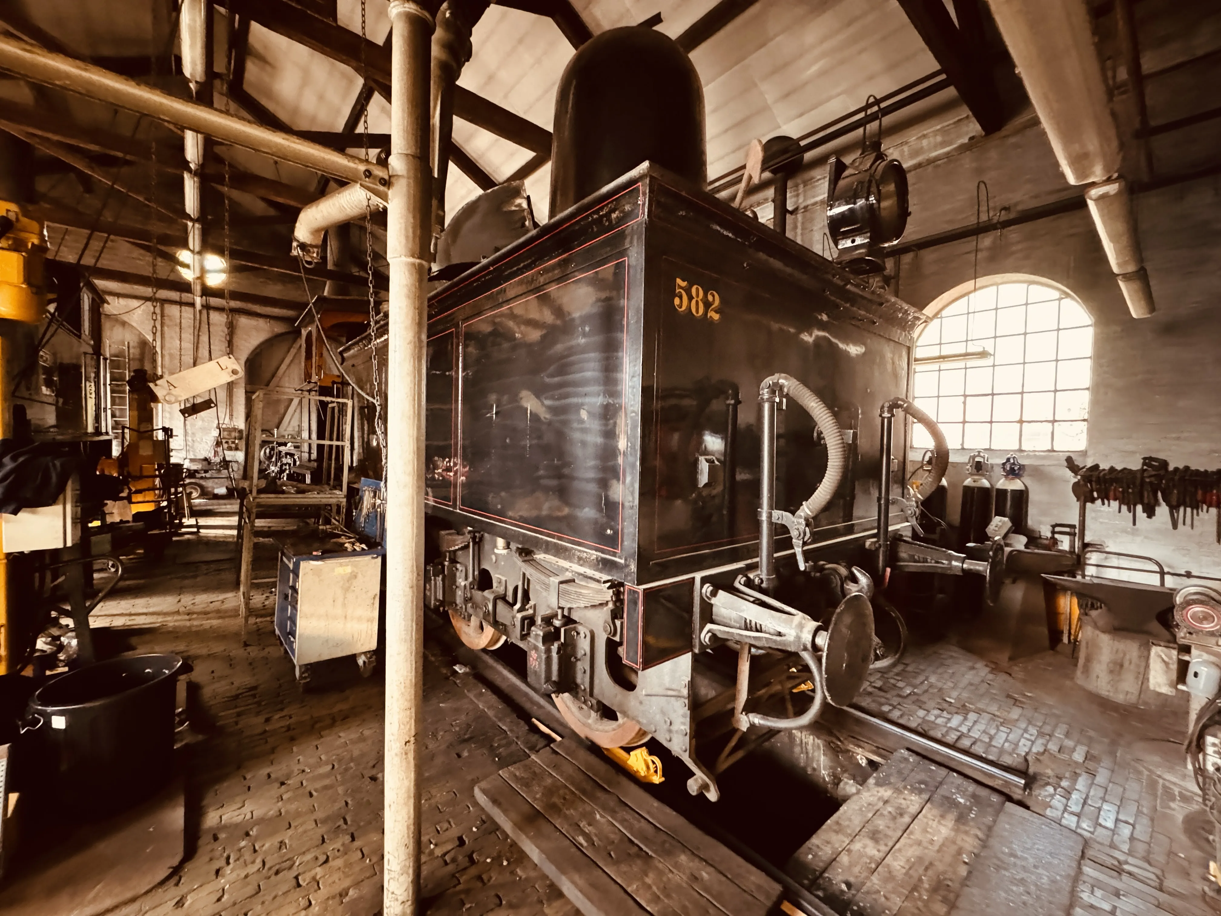 Billede af DSB K 582 her under genopbygning af NSJV, fotograferet i remisen ved Rungsted Kyst Station. Billede af DSB K 582 her under genopbygning af NSJV, fotograferet i remisen ved Rungsted Kyst Station.