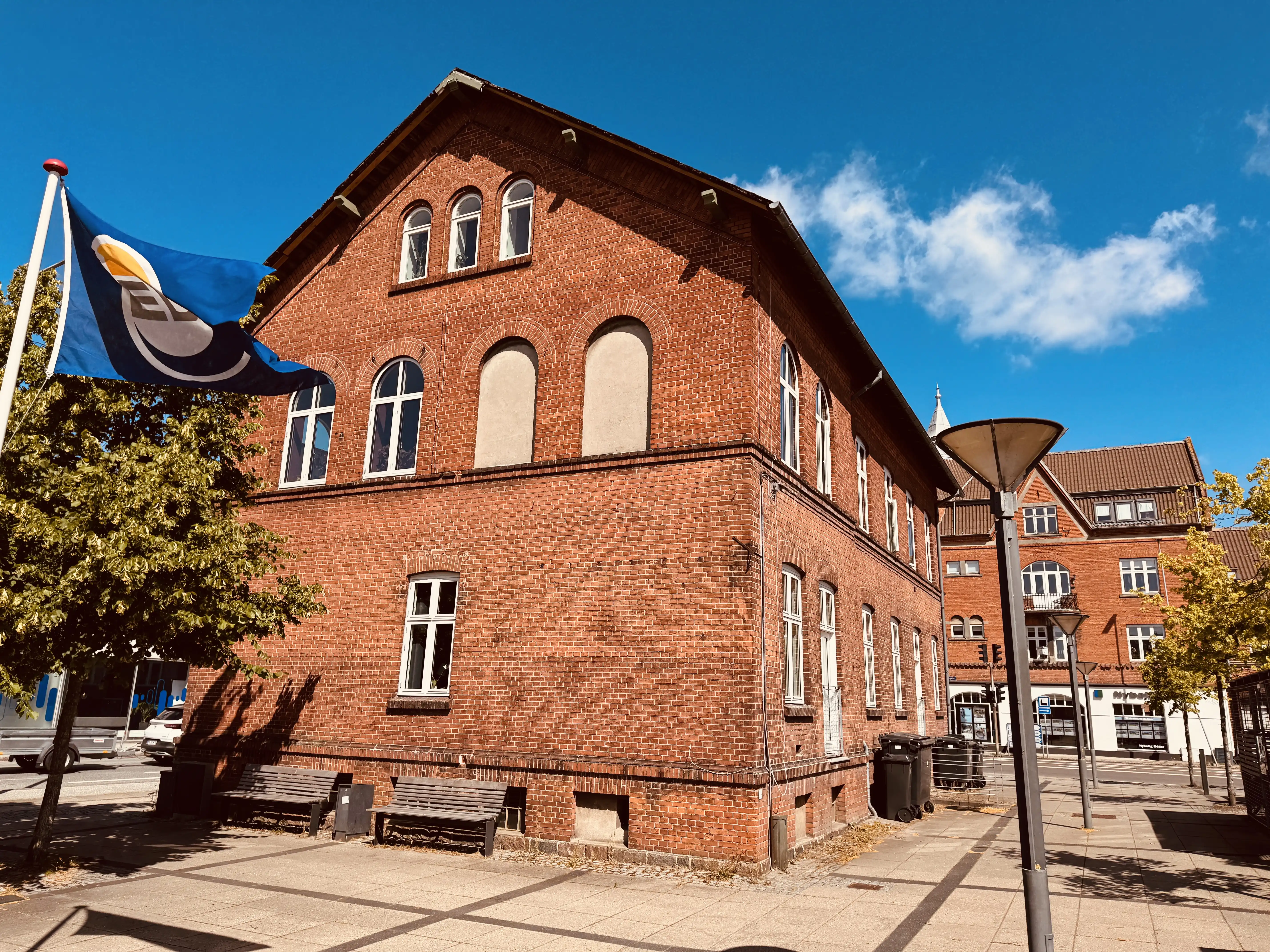 Billede af det tidligere posthus ved Odder Station.