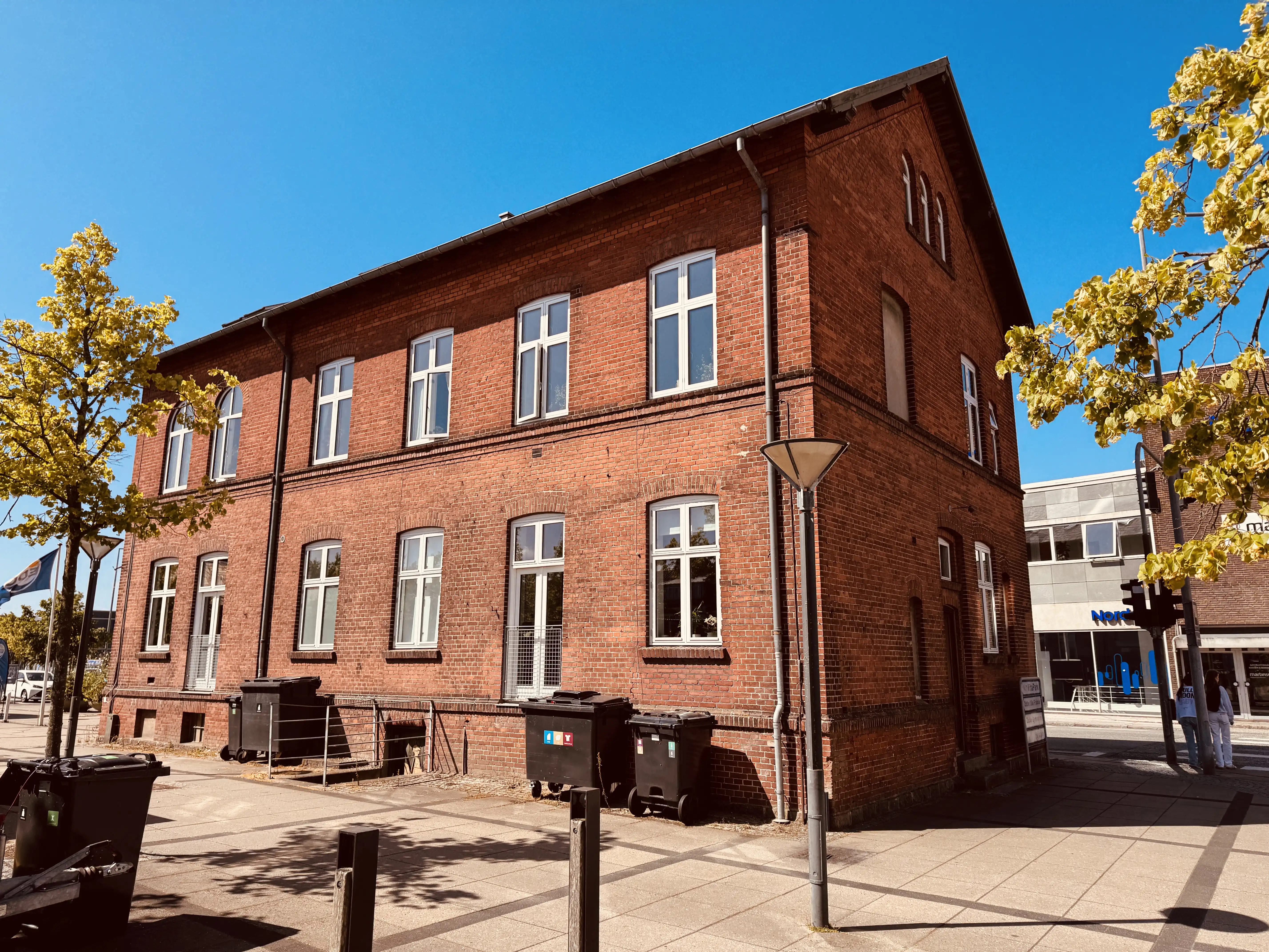 Billede af det tidligere posthus ved Odder Station.