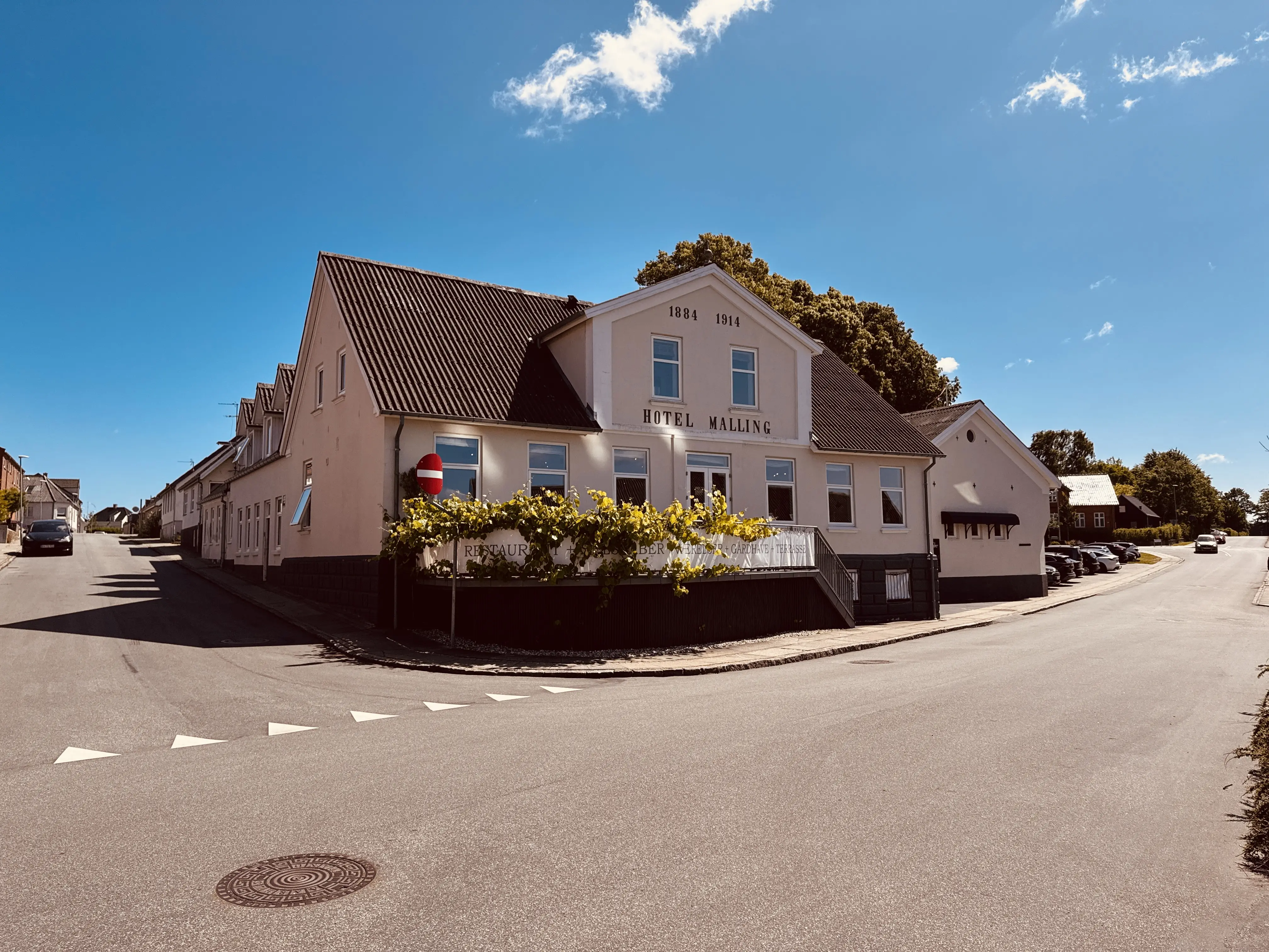 Billede af Malling Hotel, som blev opført som Jernbanehotel over for Malling Station i 1884, da jernbanen blev opført.