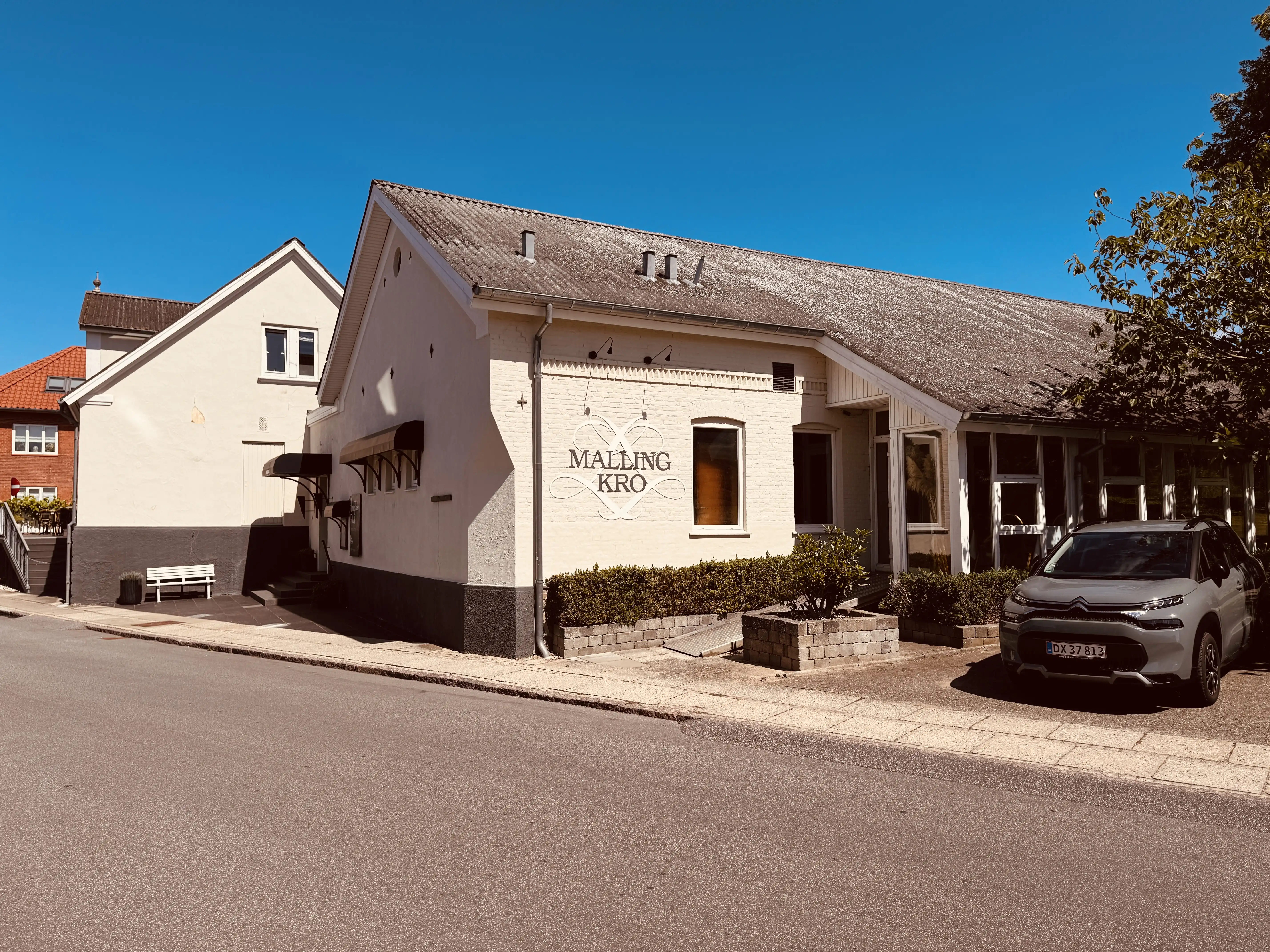 Billede af Malling Hotel, som blev opført som Jernbanehotel over for Malling Station i 1884, da jernbanen blev opført.