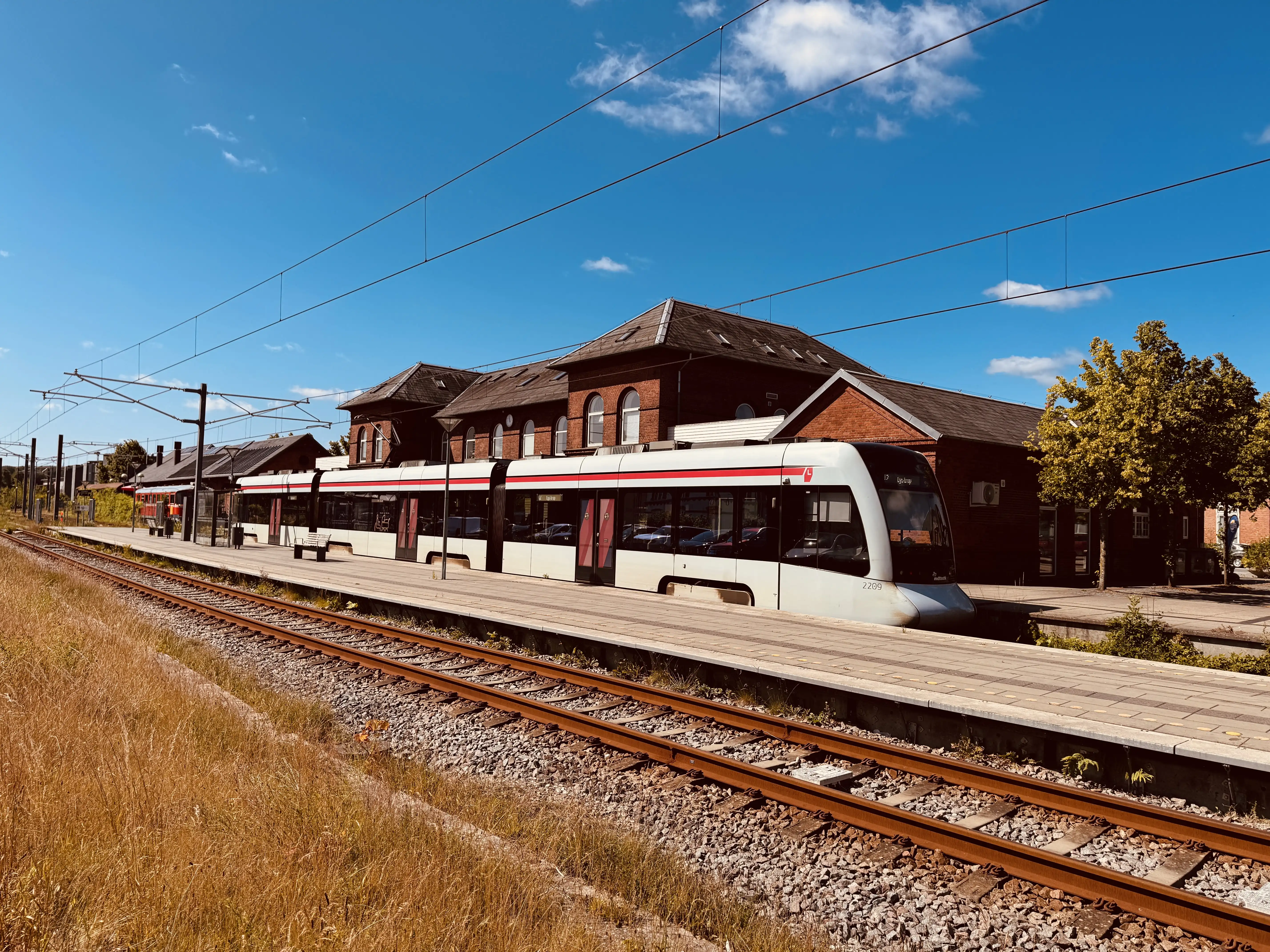 Billede af Aarhus Letbane togsæt 2109 fotograferet ud for Odder Letbanestation. Billede af Aarhus Letbane togsæt 2109 fotograferet ud for Odder Letbanestation.