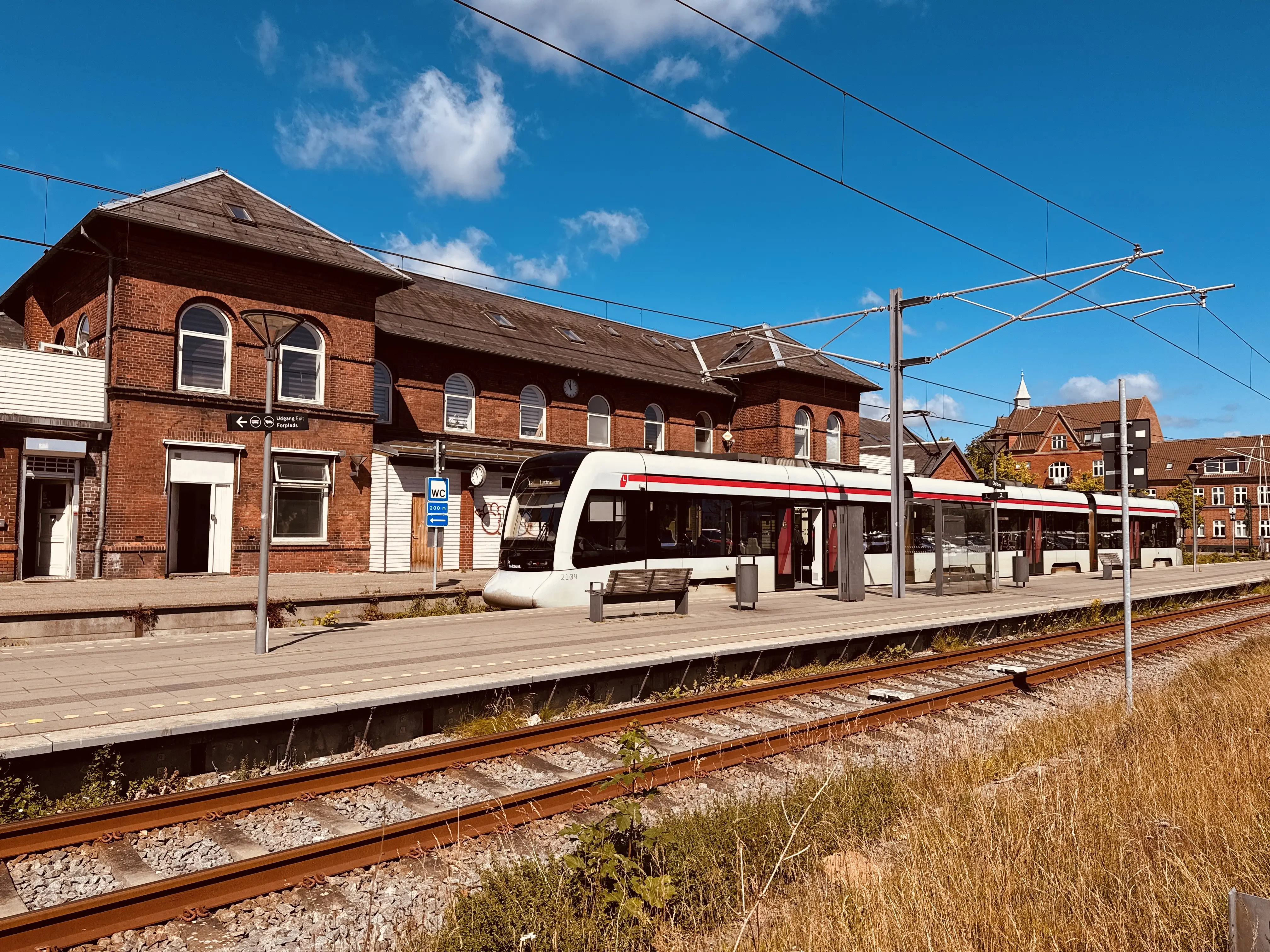 Billede af Aarhus Letbane togsæt 2109 fotograferet ud for Odder Letbanestation. Billede af Aarhus Letbane togsæt 2109 fotograferet ud for Odder Letbanestation.