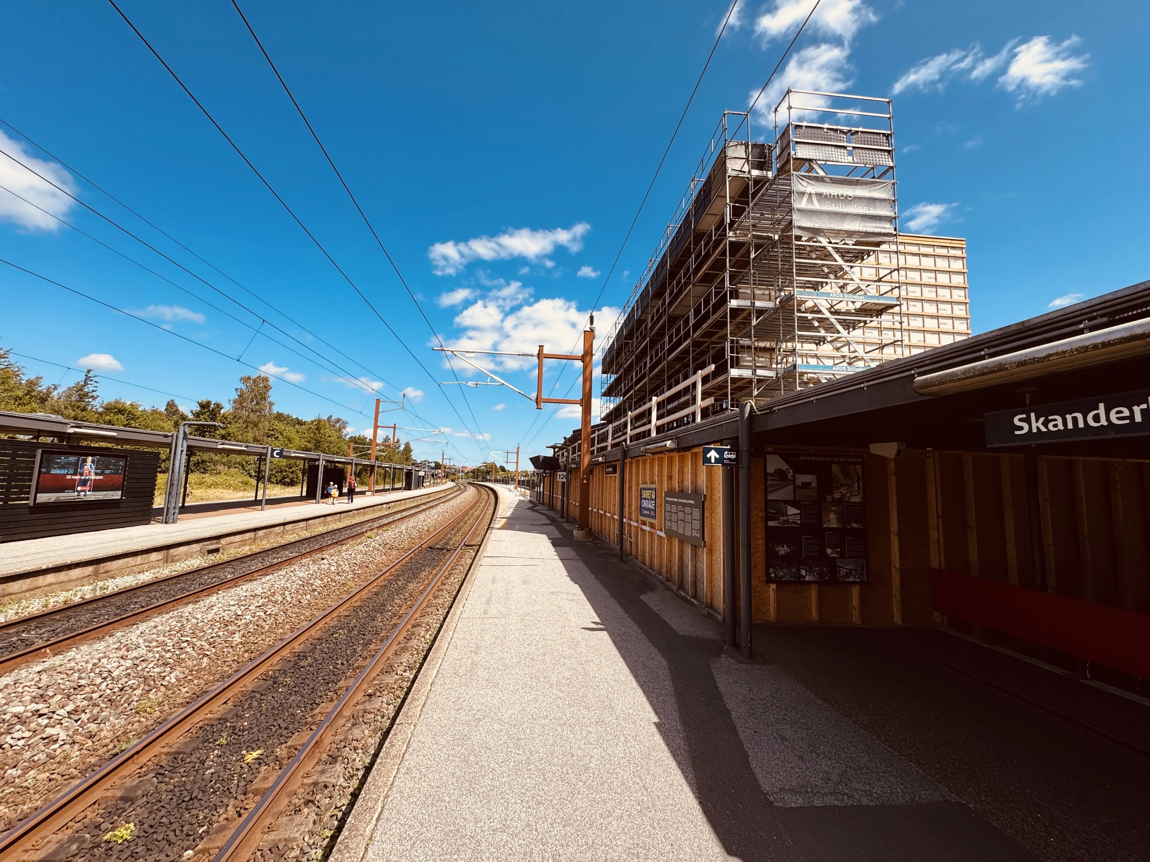 Billede af byggeriet af det nye museum "Perron1", som er "DEN KULTURELLE VENTESAL" på Skanderborg Station og ligger der, hvor der var Postekspedition førhen. Billede af byggeriet af det nye museum "Perron1", som er "DEN KULTURELLE VENTESAL" på Skanderborg Station og ligger der, hvor der var Postekspedition førhen.