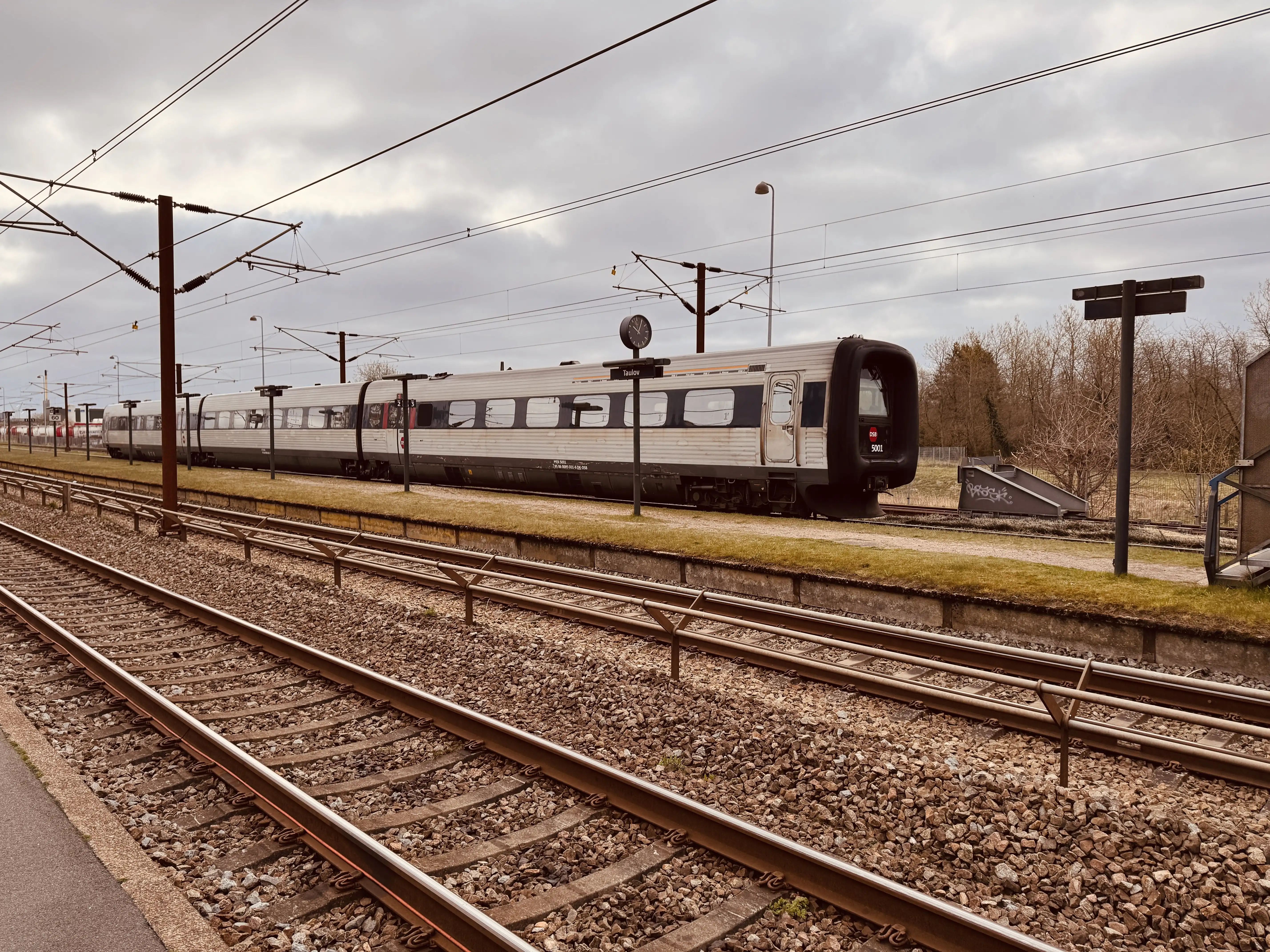 Billede af DSB MF 5001 fotograferet ud for Taulov Station.