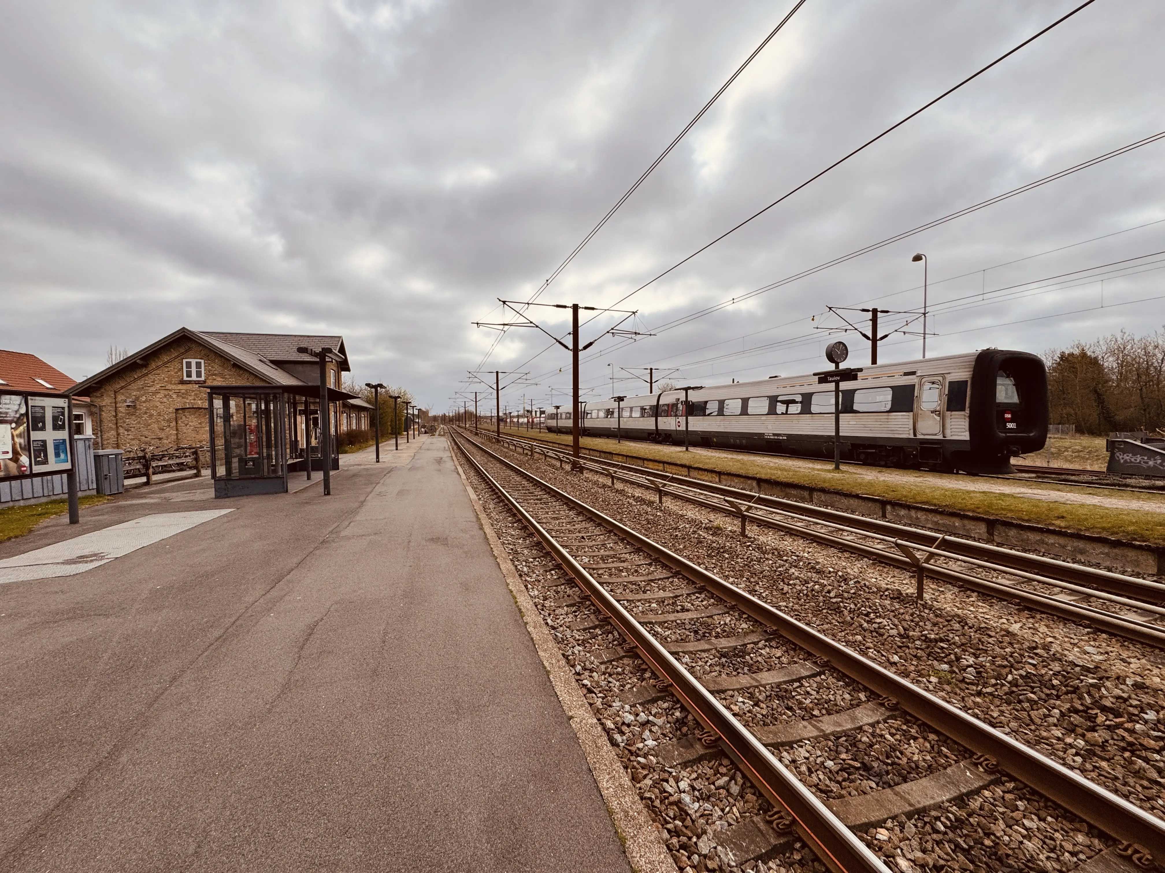 Billede af DSB MF 5001 fotograferet ud for Taulov Station.