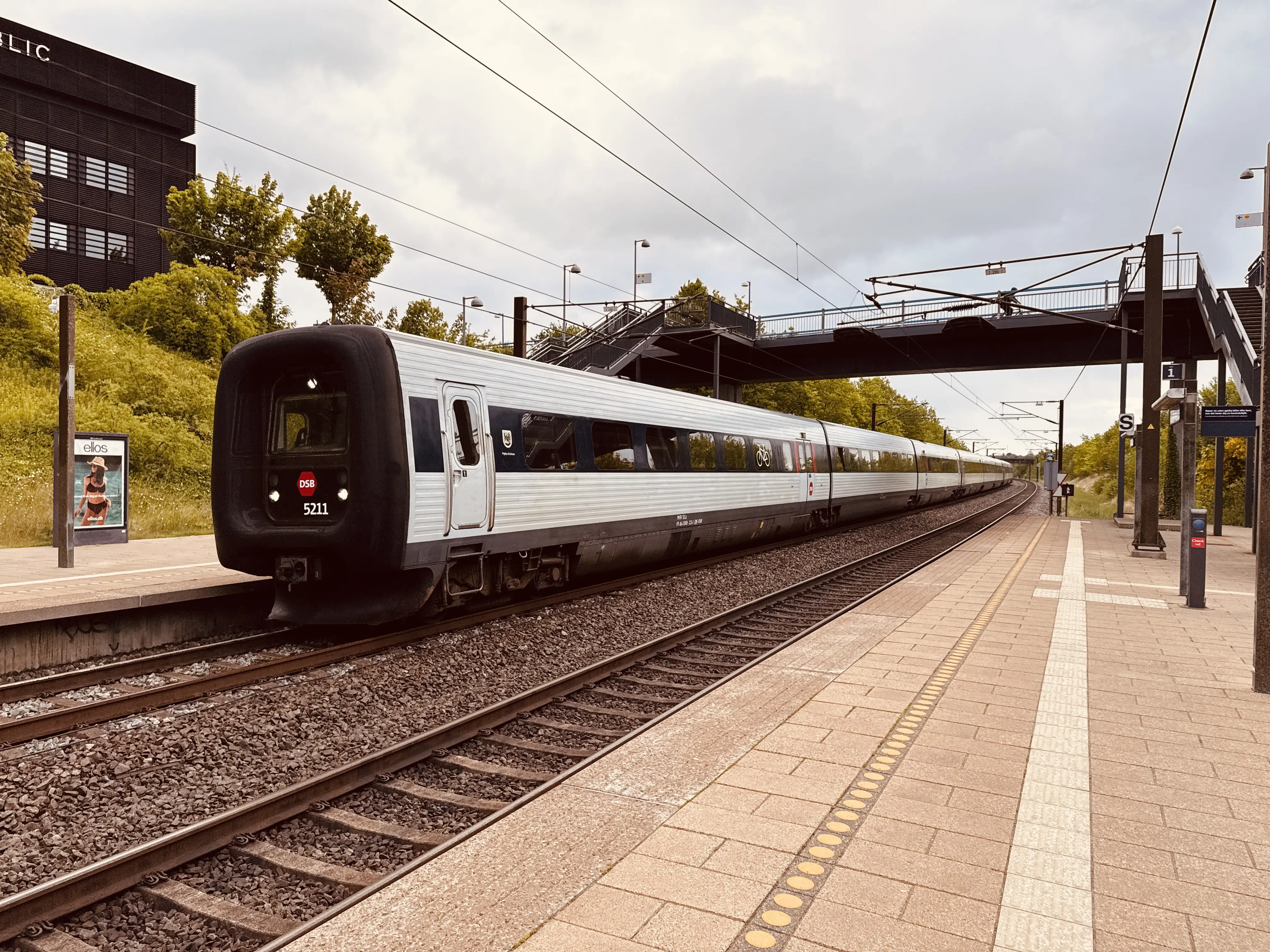 Billede af DSB MF 5011 fotograferet ud for Ørestad Trinbræt.