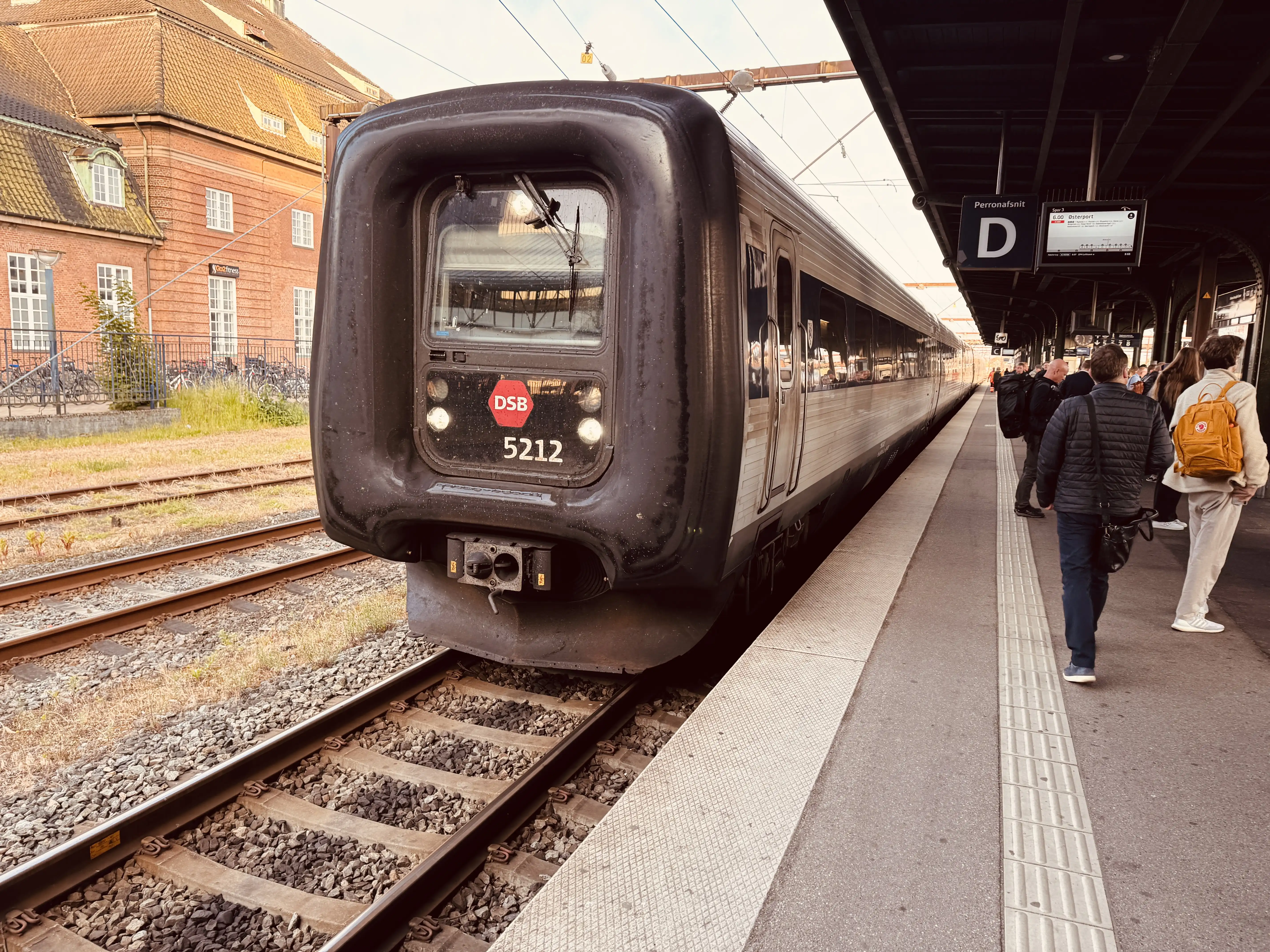 Billede af DSB MF 5012 fotograferet ud for Odense Banegård Center.