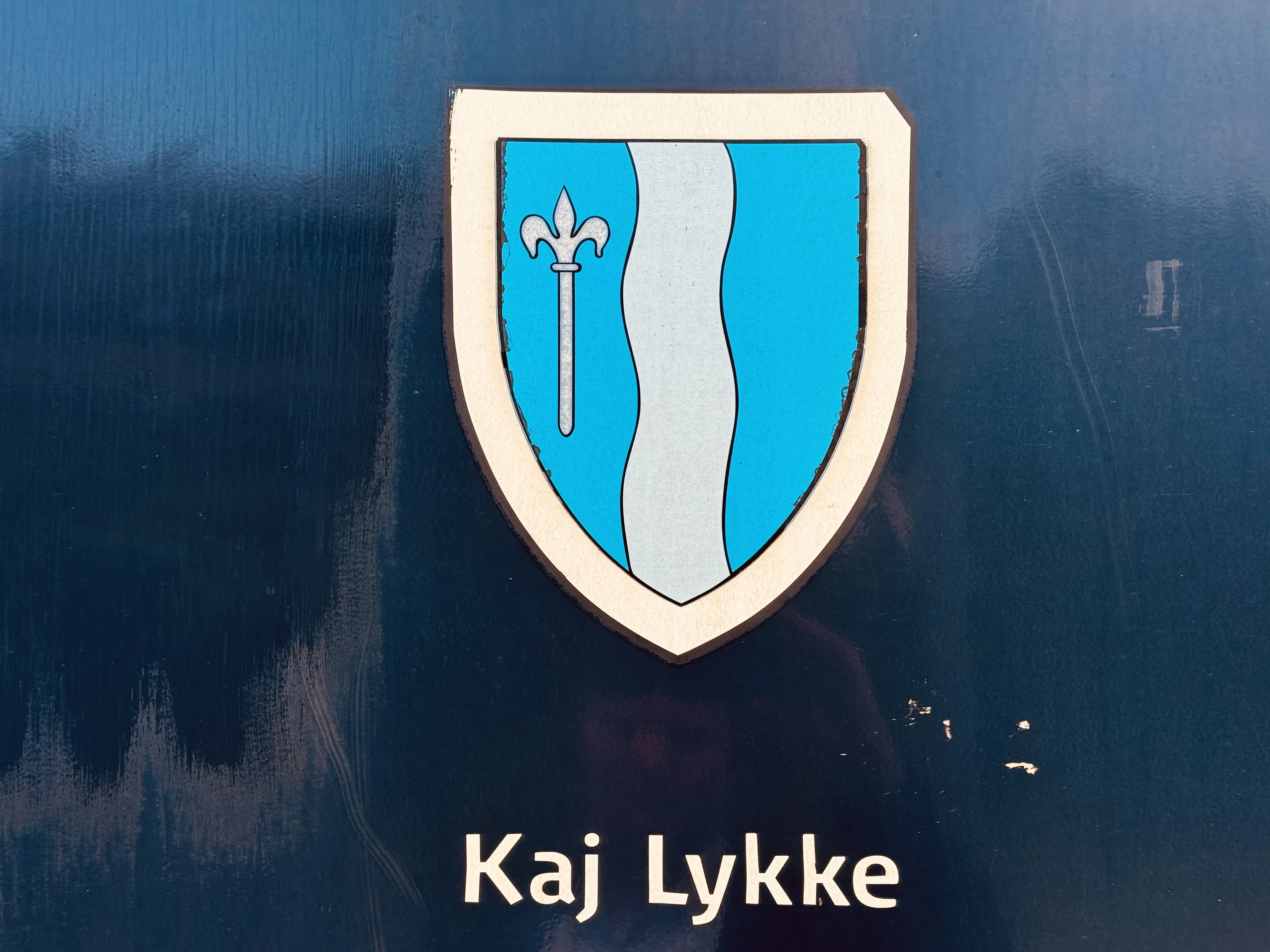 Billede af Brammings byvåben og navngivet "Kaj Lykke" på siden af DSB MF 5023 fotograferet ud for København Hovedbanegård.