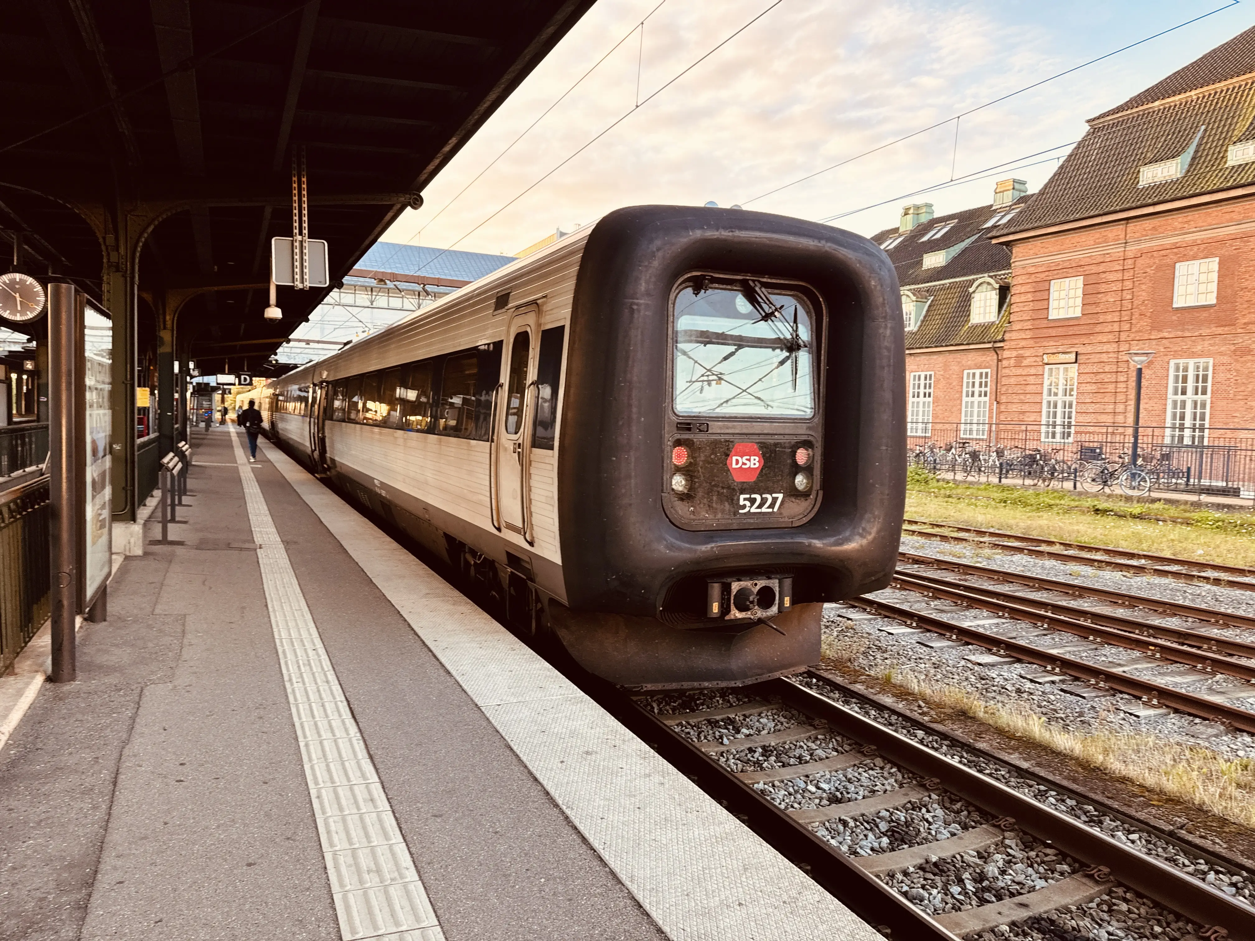 Billede af DSB MF 5027 fotograferet ud for Odense Banegård Center.