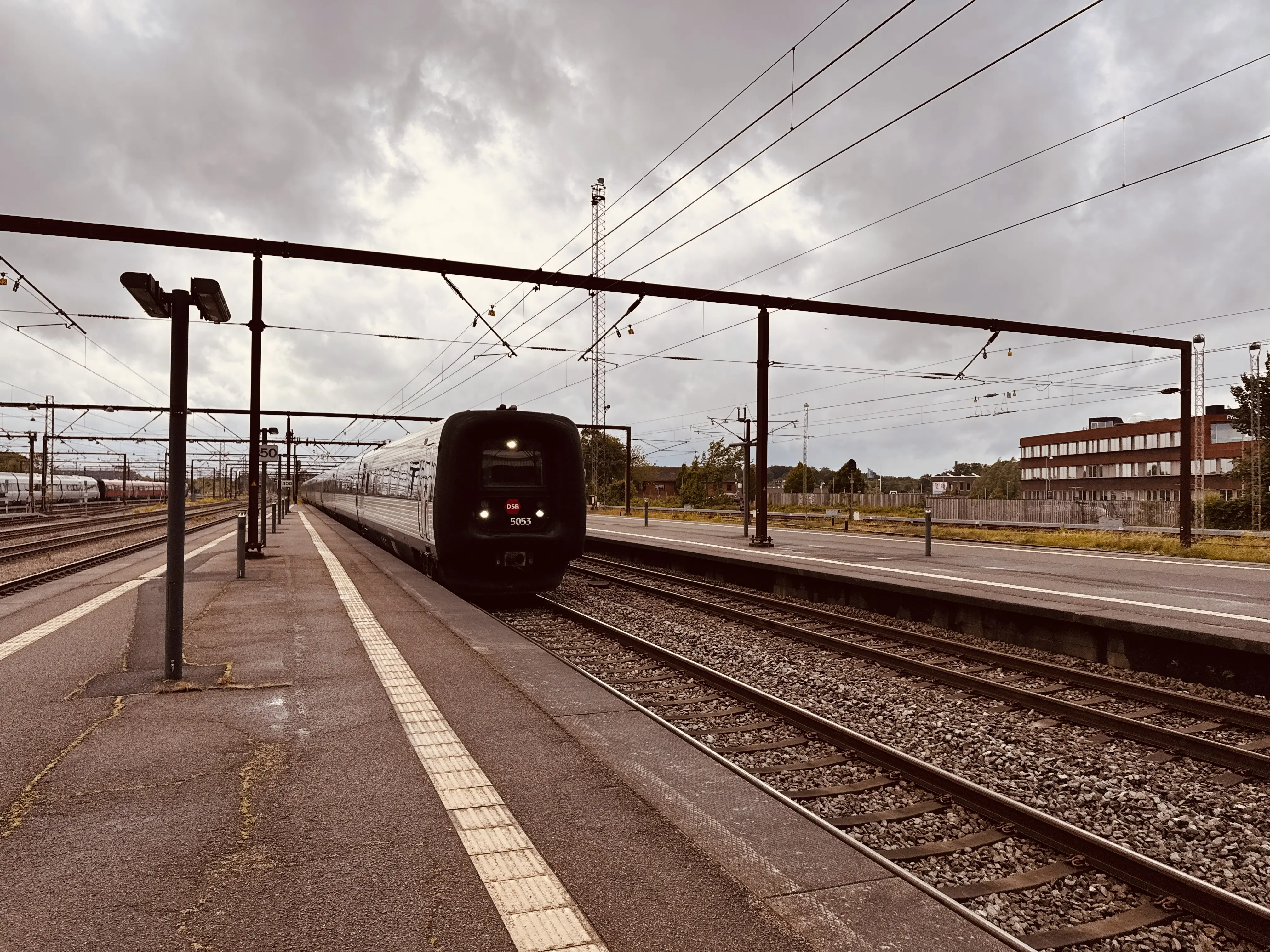 Billede af DSB MF 5053 fotograferet ud for Odense Banegård Center.