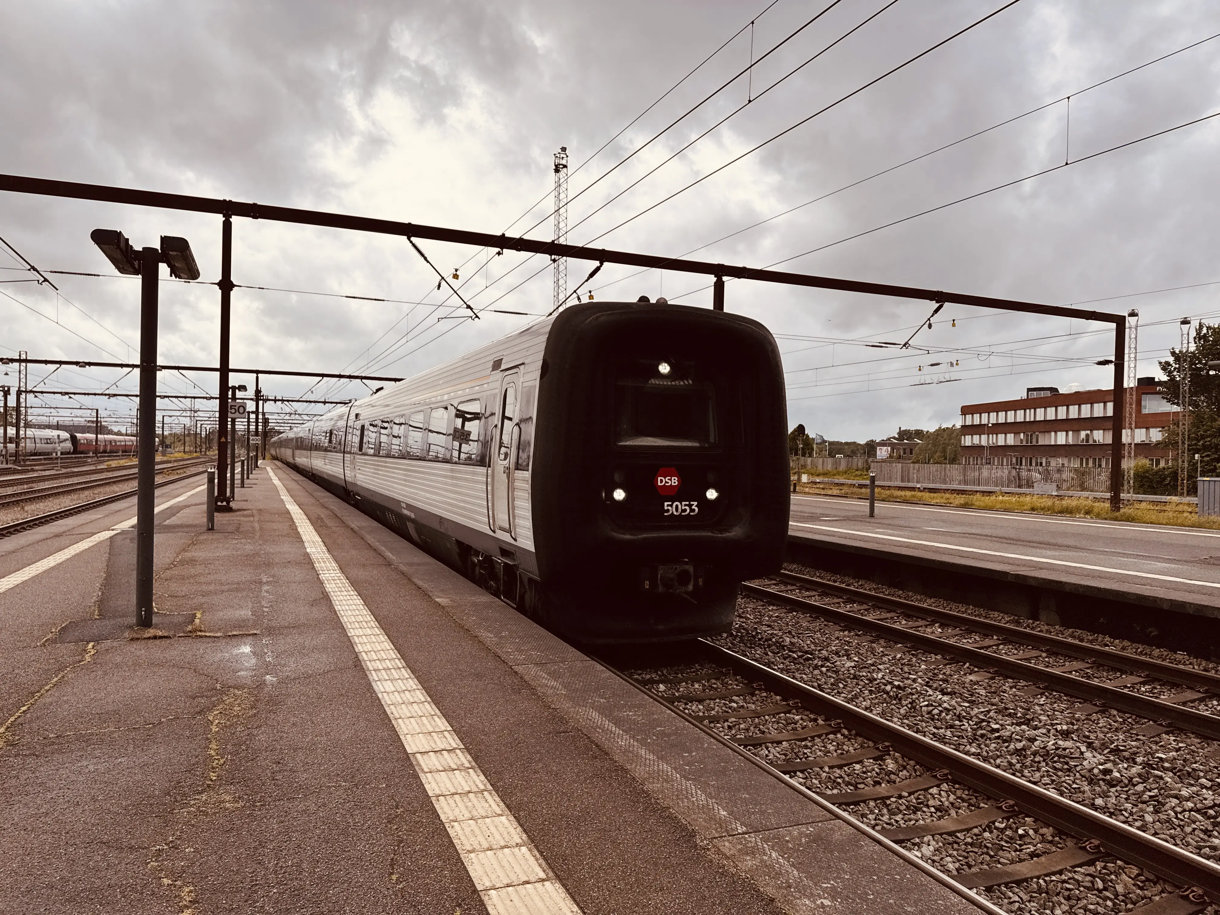 Billede af DSB MF 5053 fotograferet ud for Odense Banegård Center.