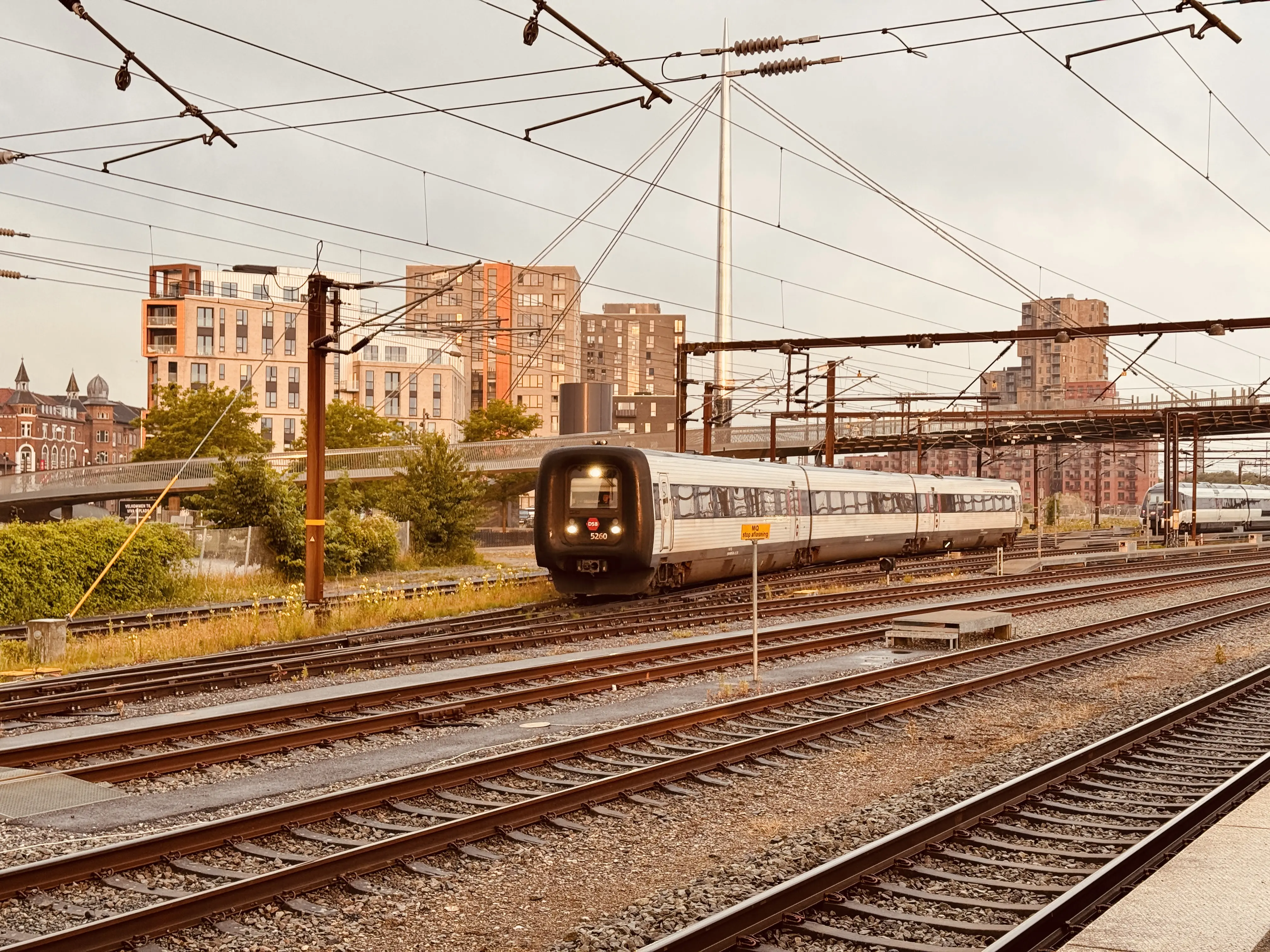 Billede af DSB MF 5060 fotograferet ud for Odense Banegård Center.