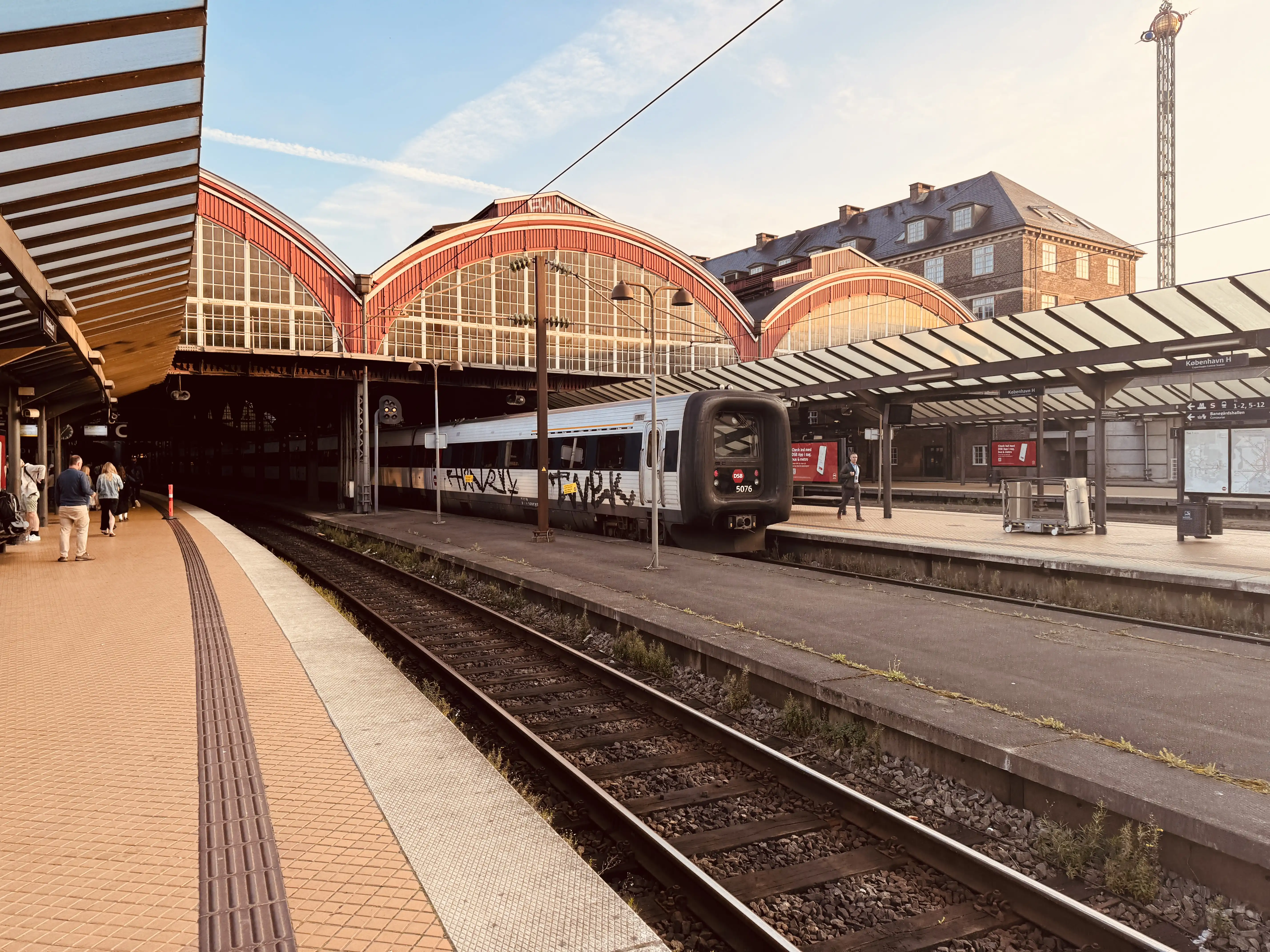 Billede af DSB MF 5076 fotograferet ud for København Hovedbanegård.