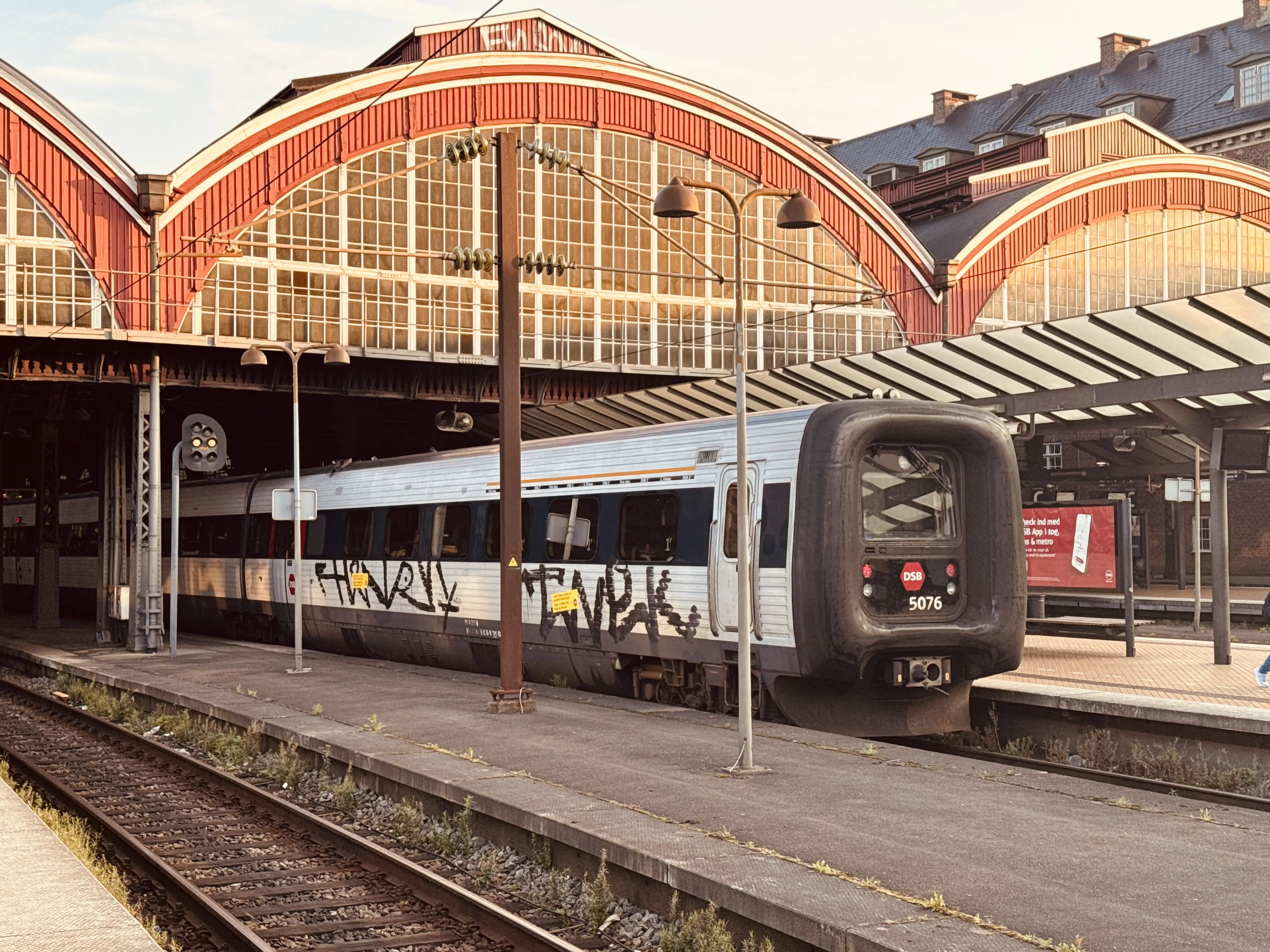 Billede af DSB MF 5076 fotograferet ud for København Hovedbanegård.