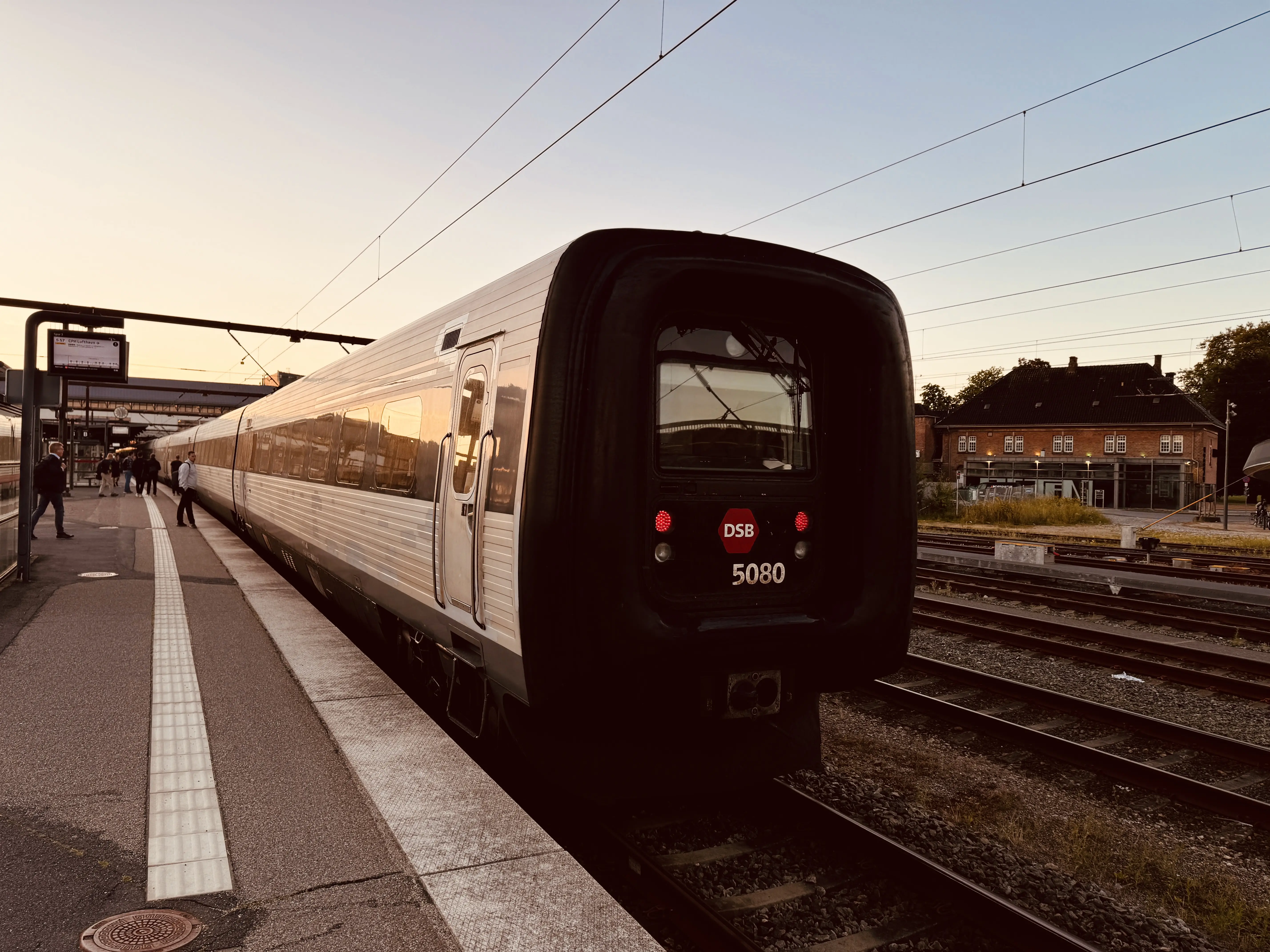 Billede af DSB MF 5080 fotograferet ud for Odense Banegård Center.