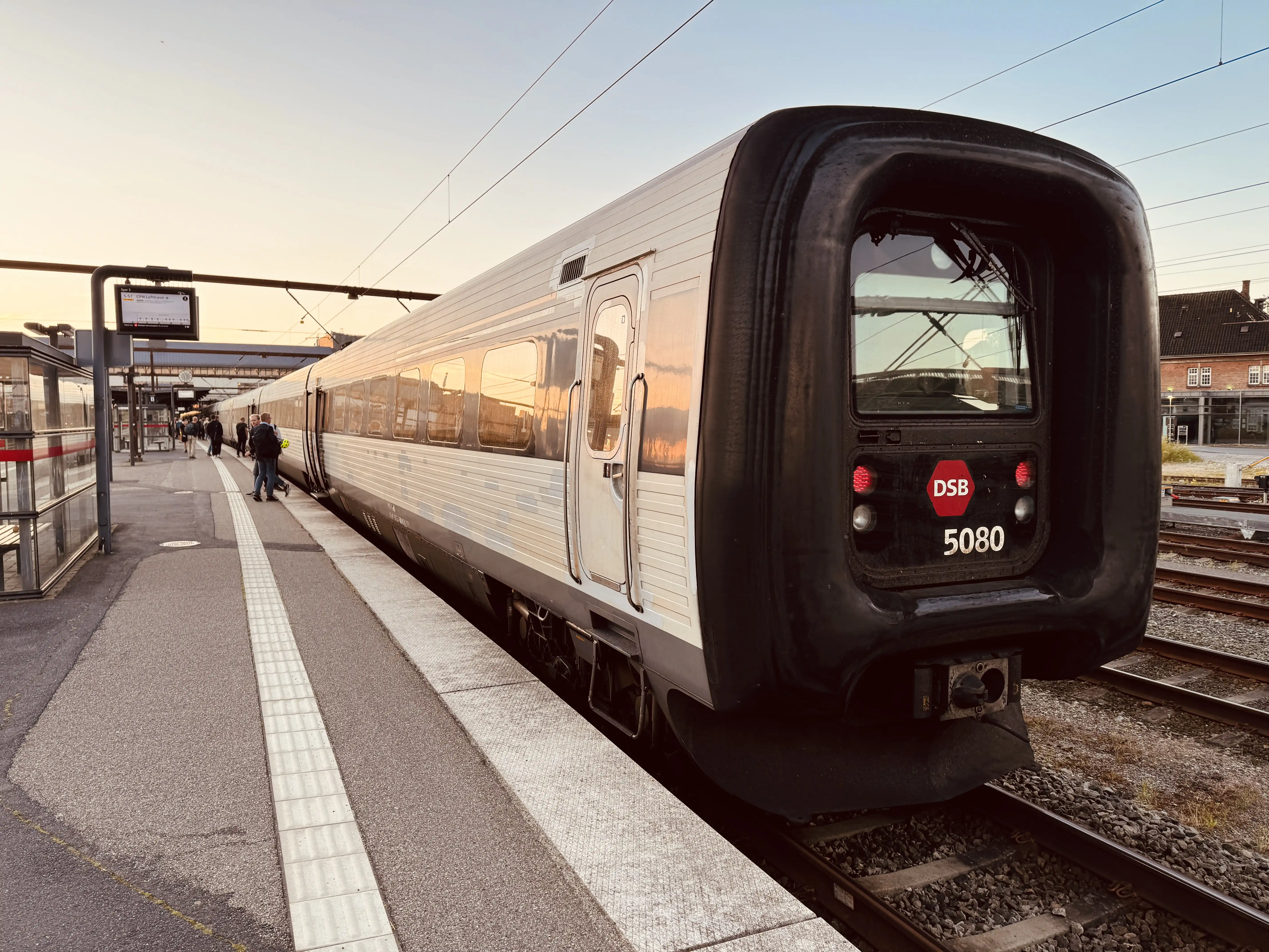 Billede af DSB MF 5080 fotograferet ud for Odense Banegård Center.