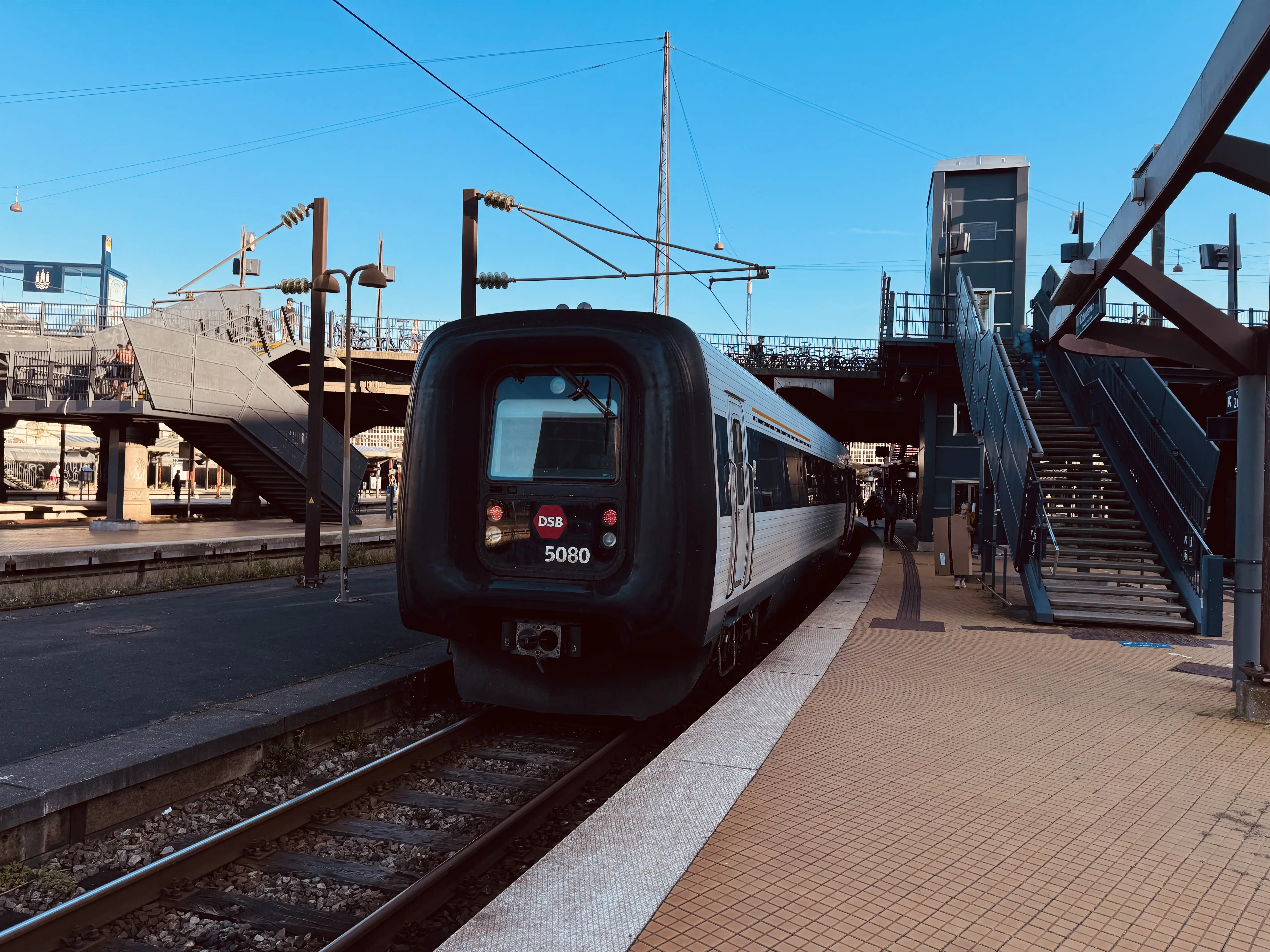 Billede af DSB MF 5080 fotograferet ud for Dybbølsbro S-togstrinbræt.