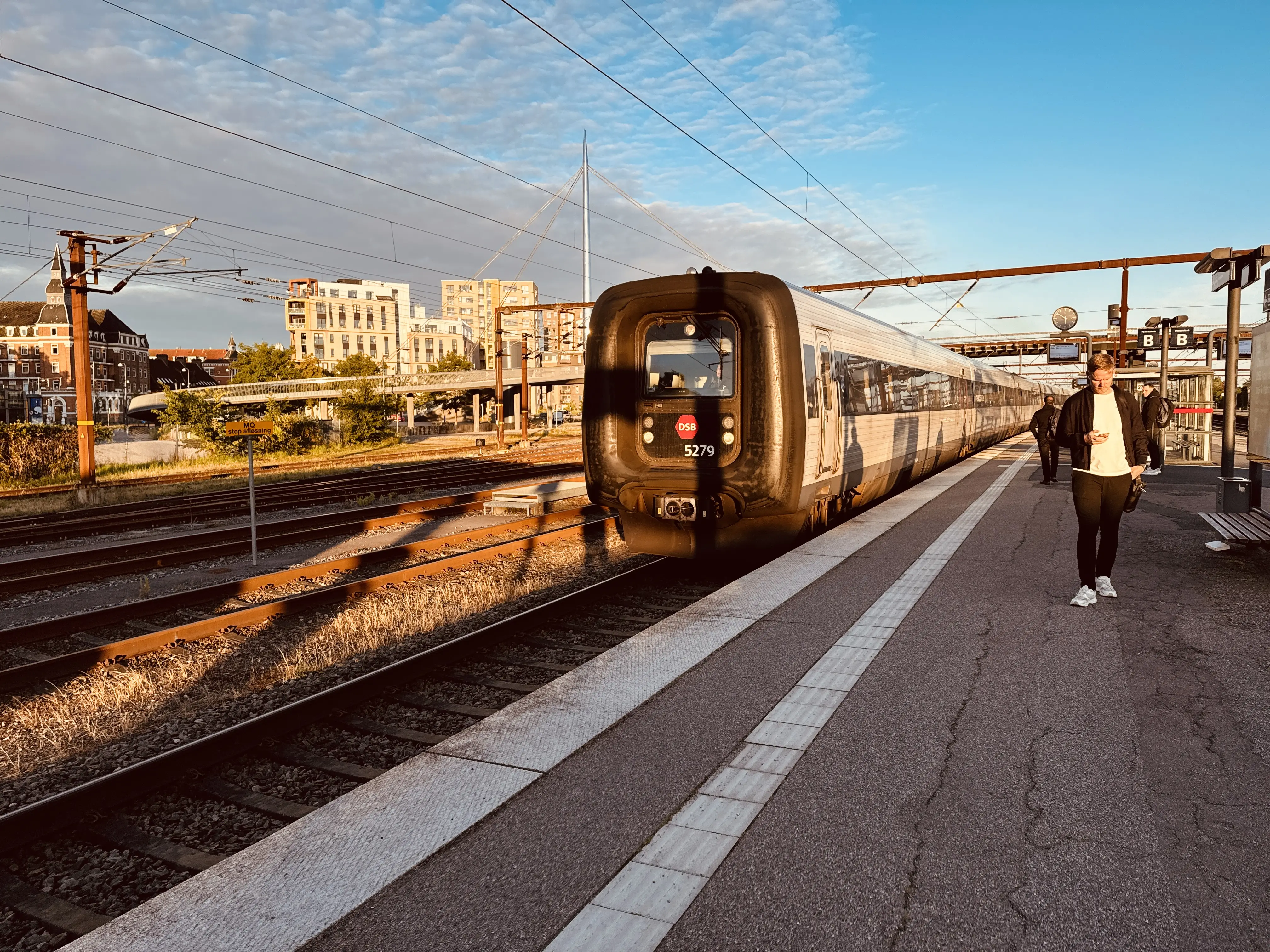 Billede af DSB MF 5079 fotograferet ud for Odense Banegård Center.