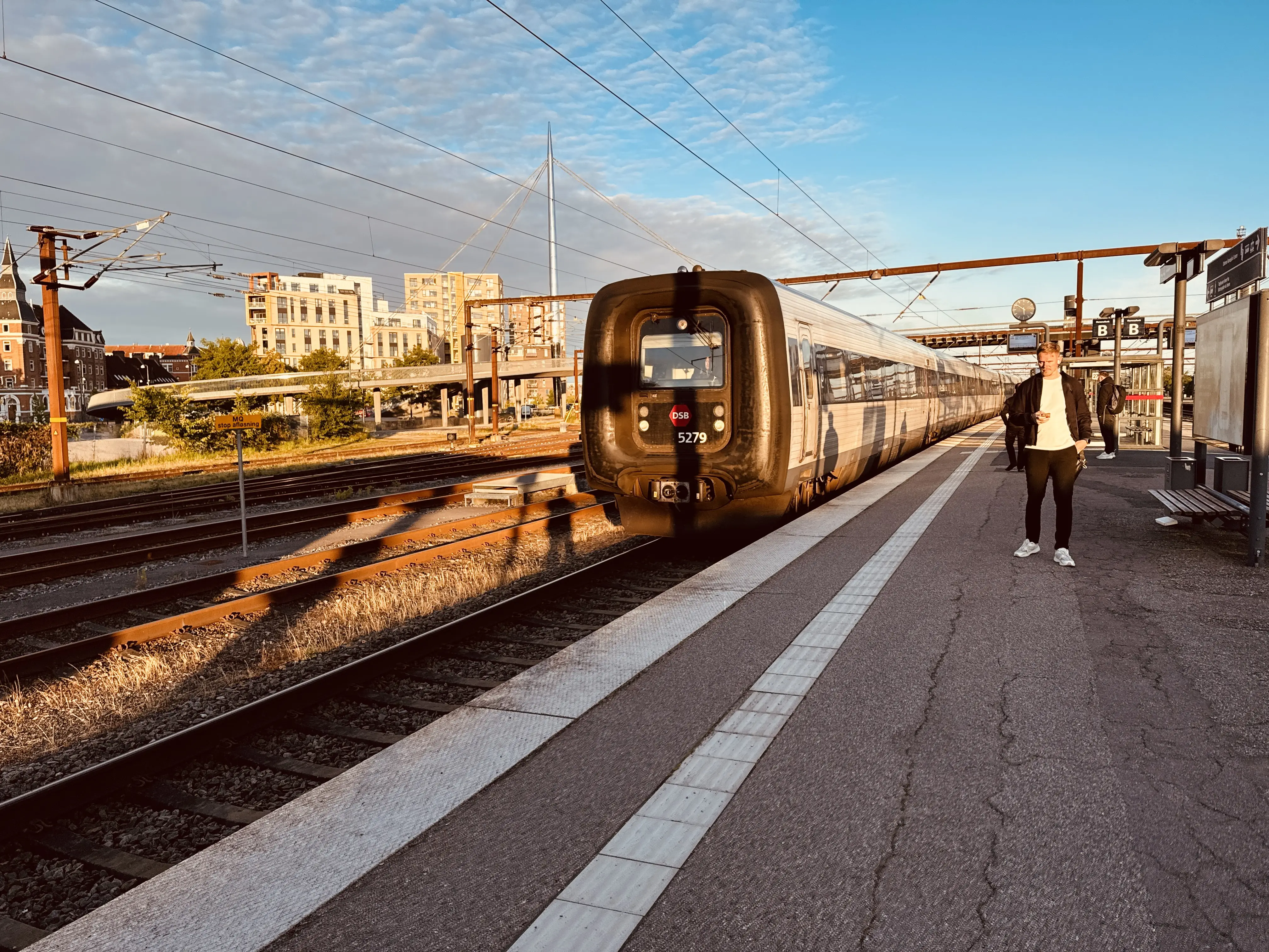 Billede af DSB MF 5079 fotograferet ud for Odense Banegård Center.