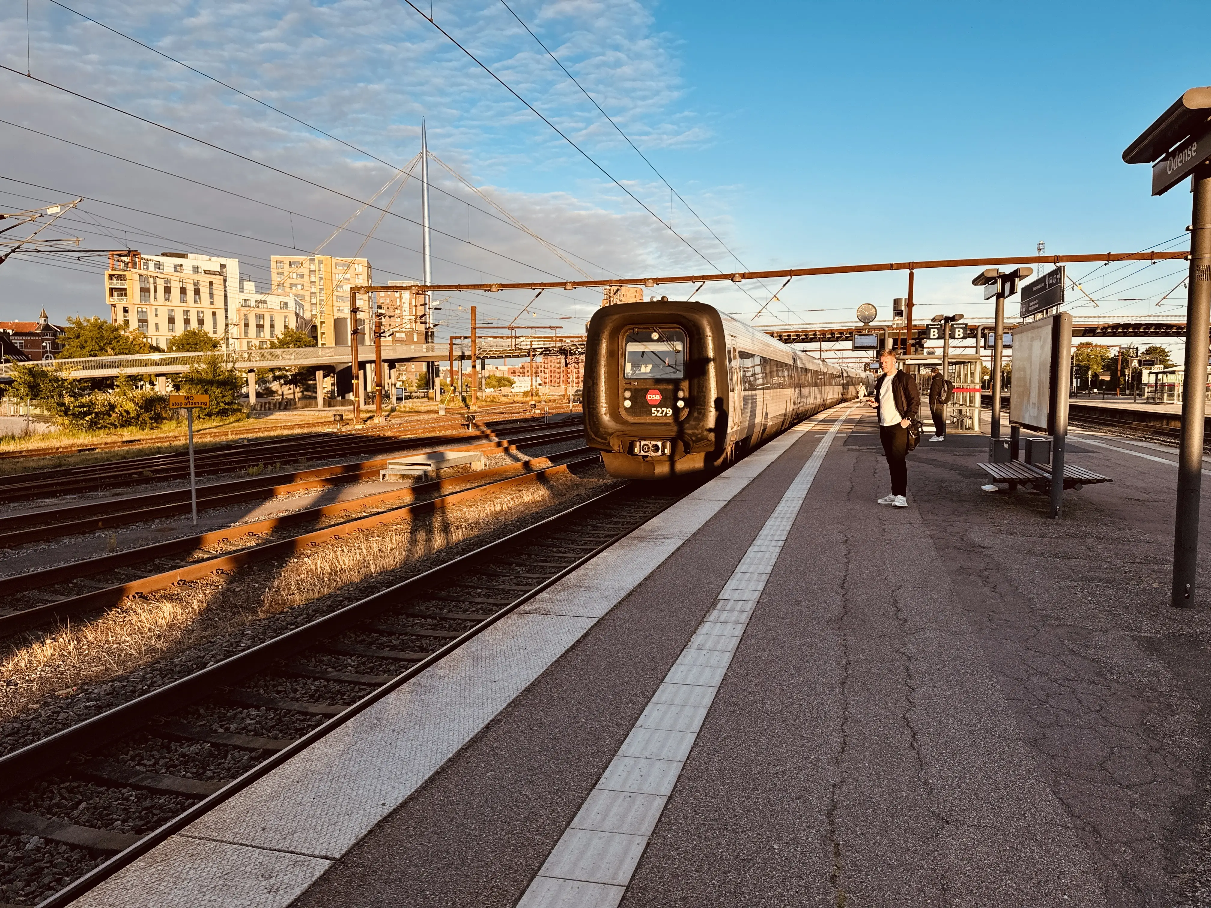 Billede af DSB MF 5079 fotograferet ud for Odense Banegård Center.