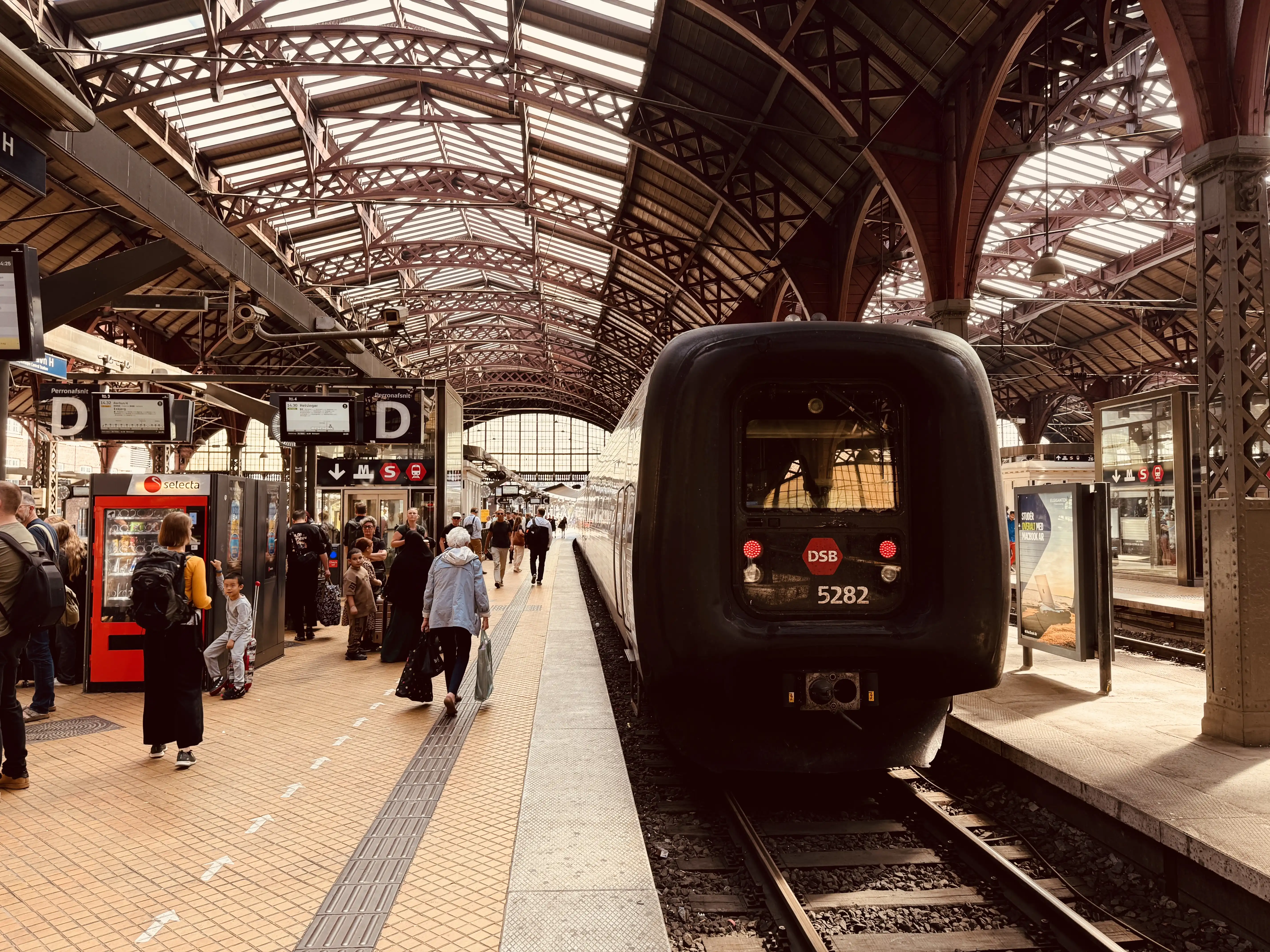 Billede af DSB MF 5082 fotograferet ud for København Hovedbanegård.