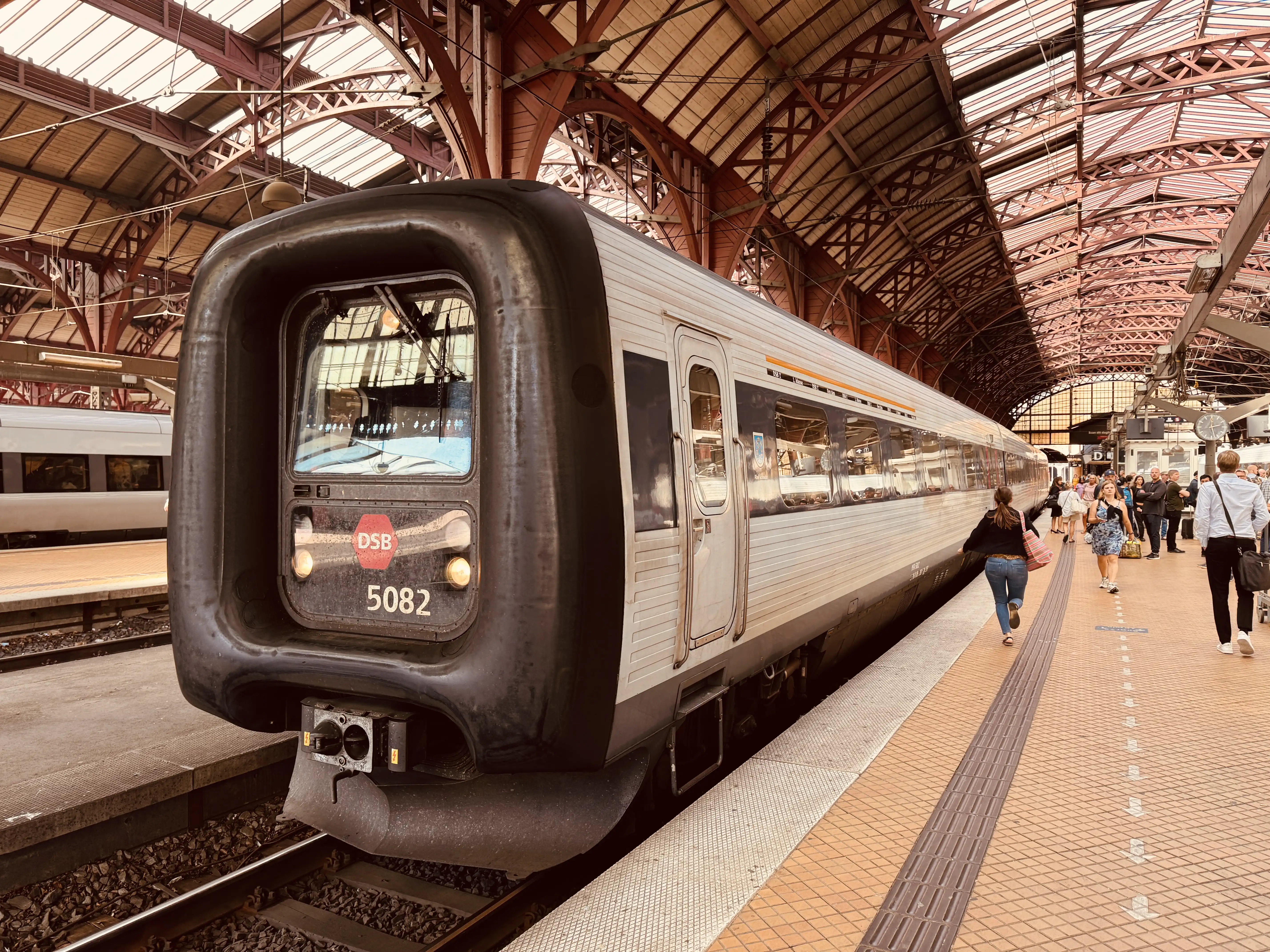 Billede af DSB MF 5082 fotograferet ud for København Hovedbanegård.