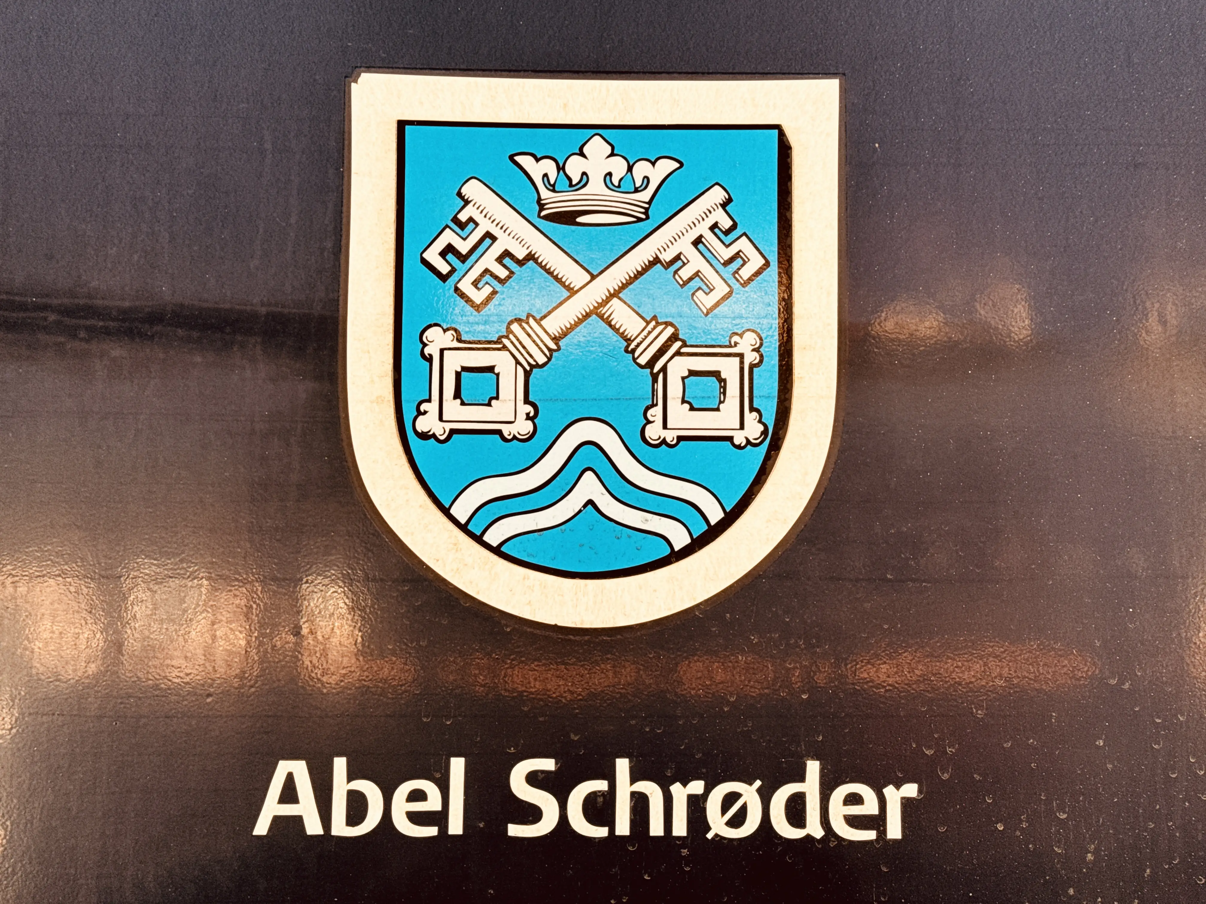 Billede af Næstveds byvåben og navngivet "Abel Schrøder" på siden af DSB MF 5082 fotograferet ud for København Hovedbanegård.