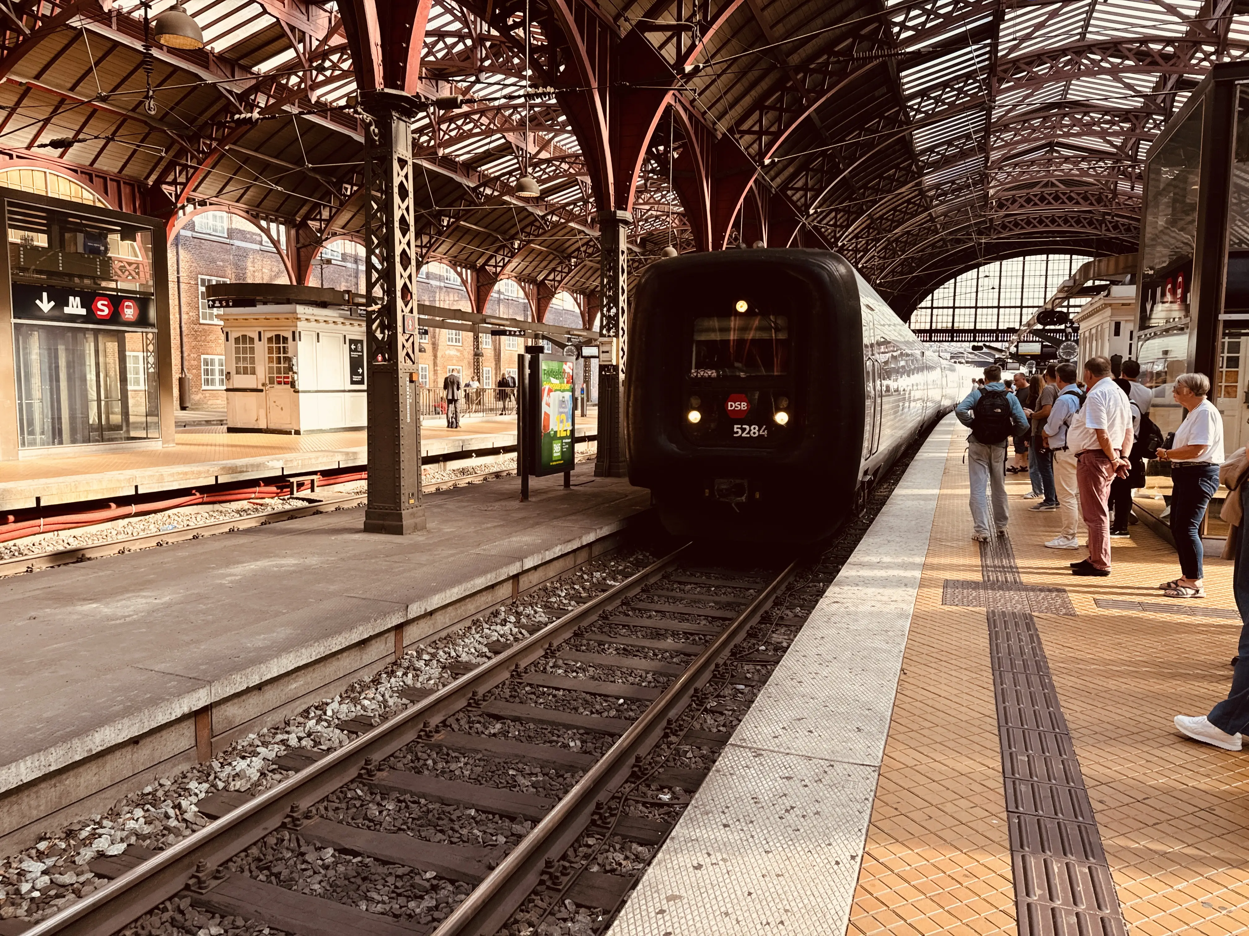 Billede af DSB MF 5084 fotograferet ud for København Hovedbanegård.
