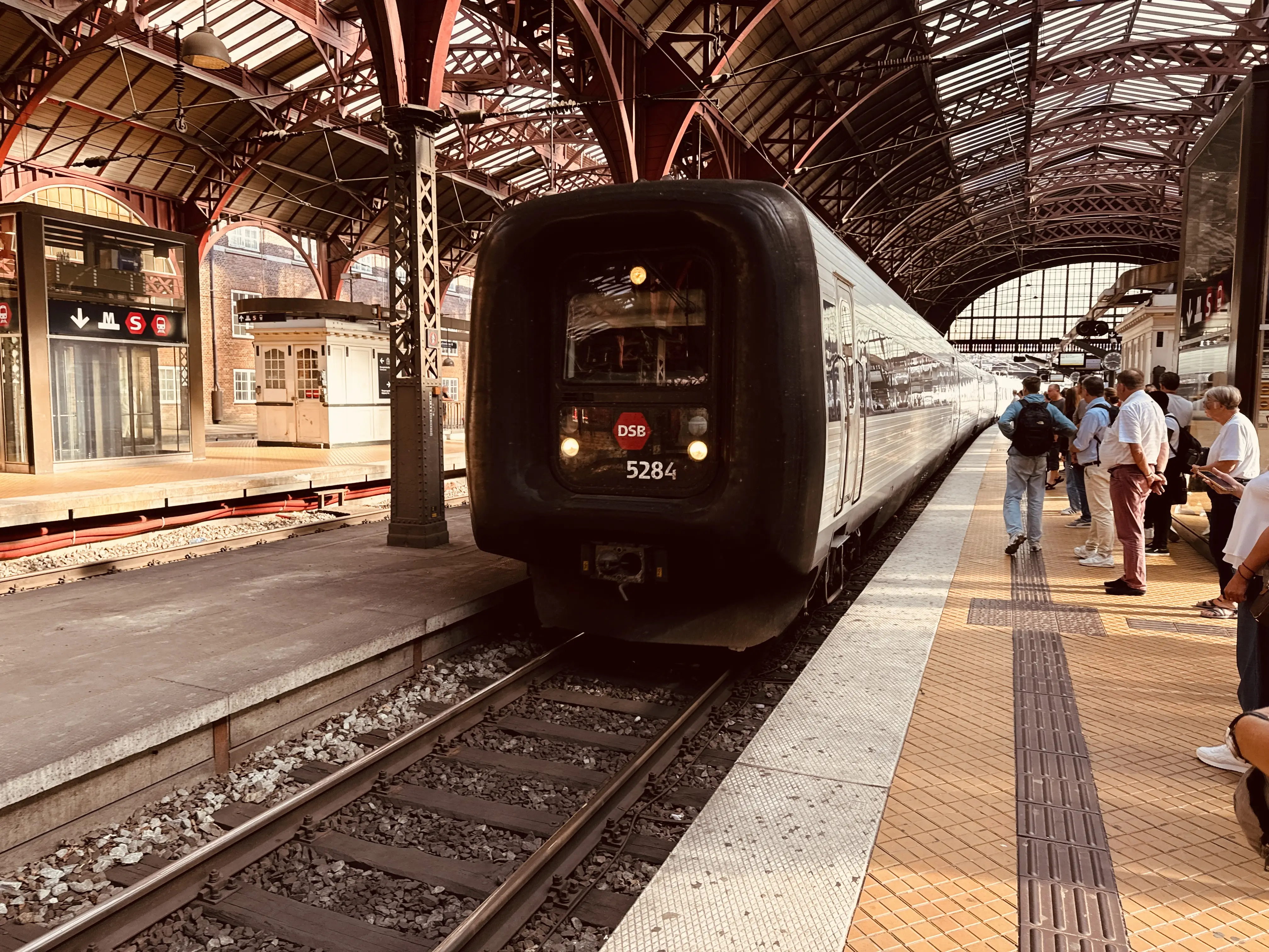 Billede af DSB MF 5084 fotograferet ud for København Hovedbanegård.