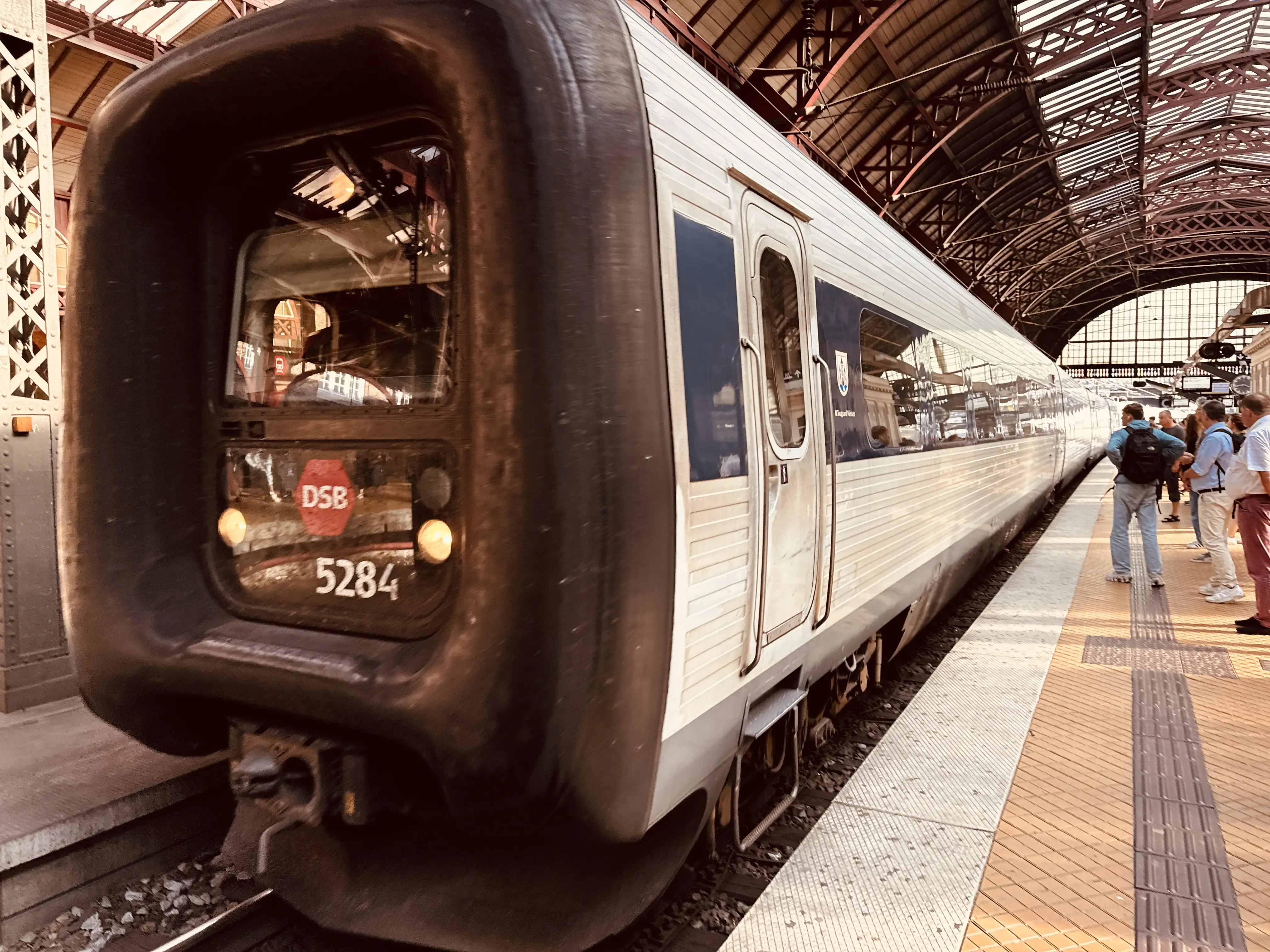 Billede af DSB MF 5084 fotograferet ud for København Hovedbanegård.