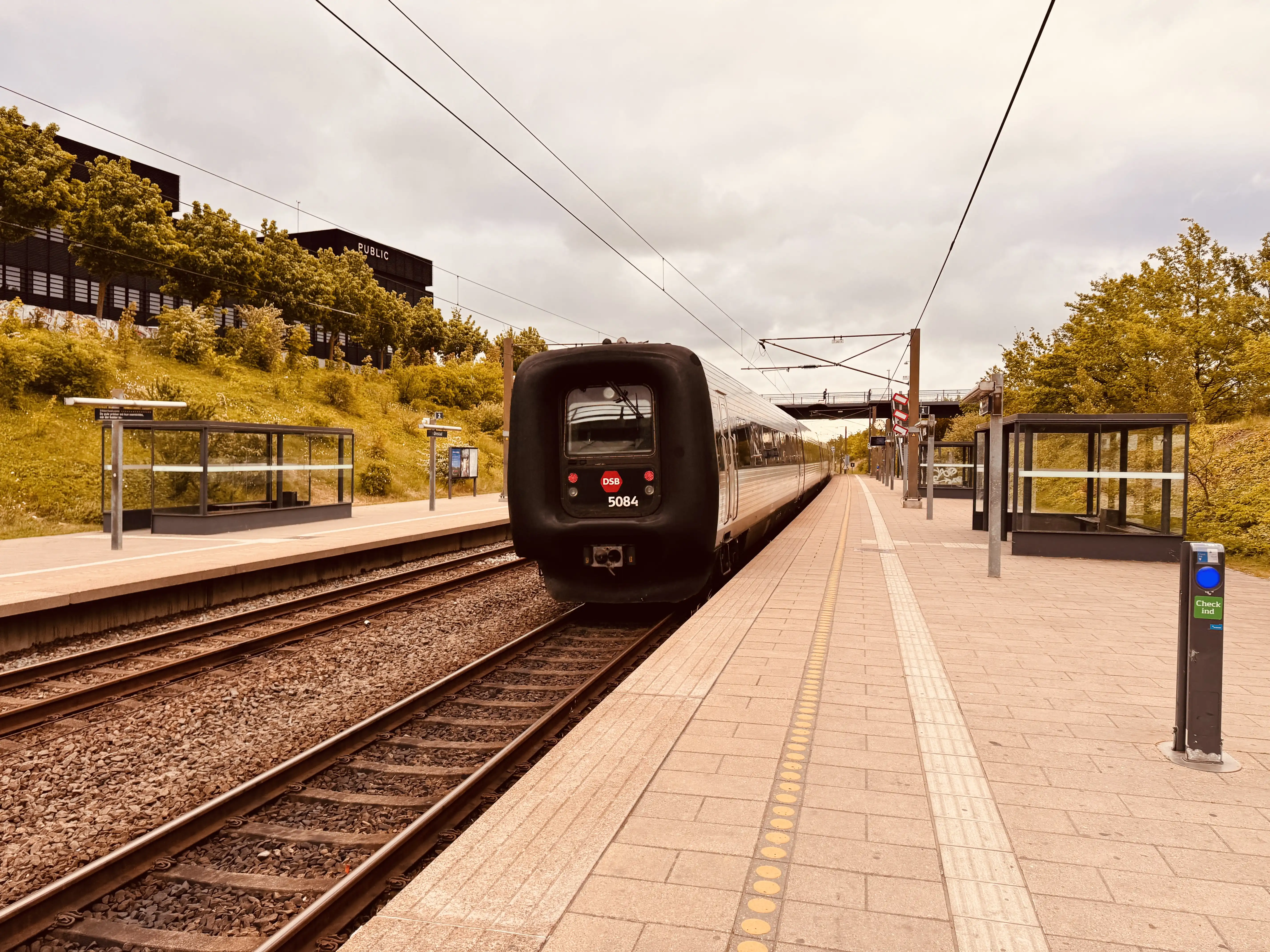 Billede af DSB MF 5084 fotograferet ud for Ørestad Trinbræt.