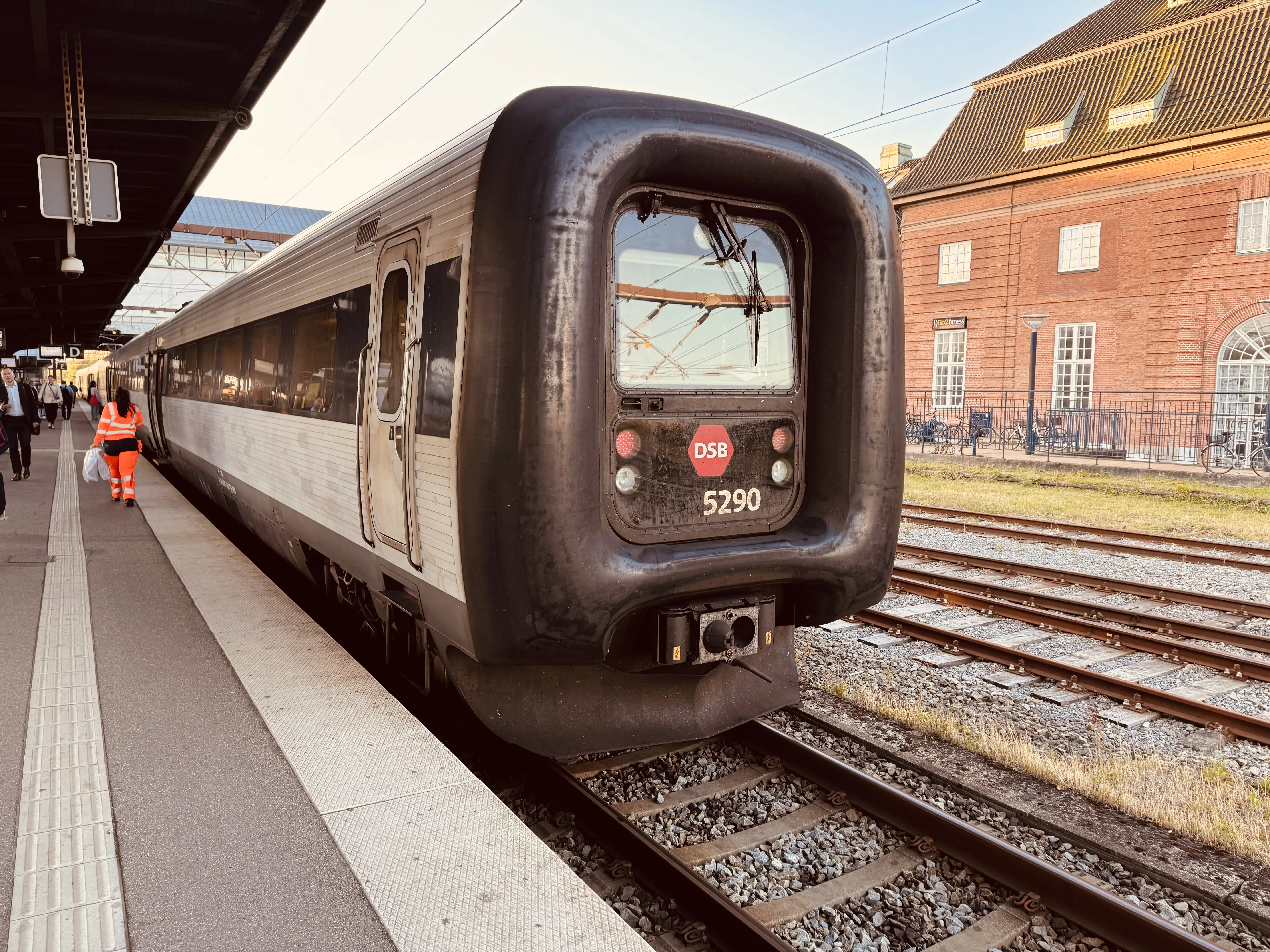 Billede af DSB MF 5090 fotograferet ud for Odense Banegård Center.