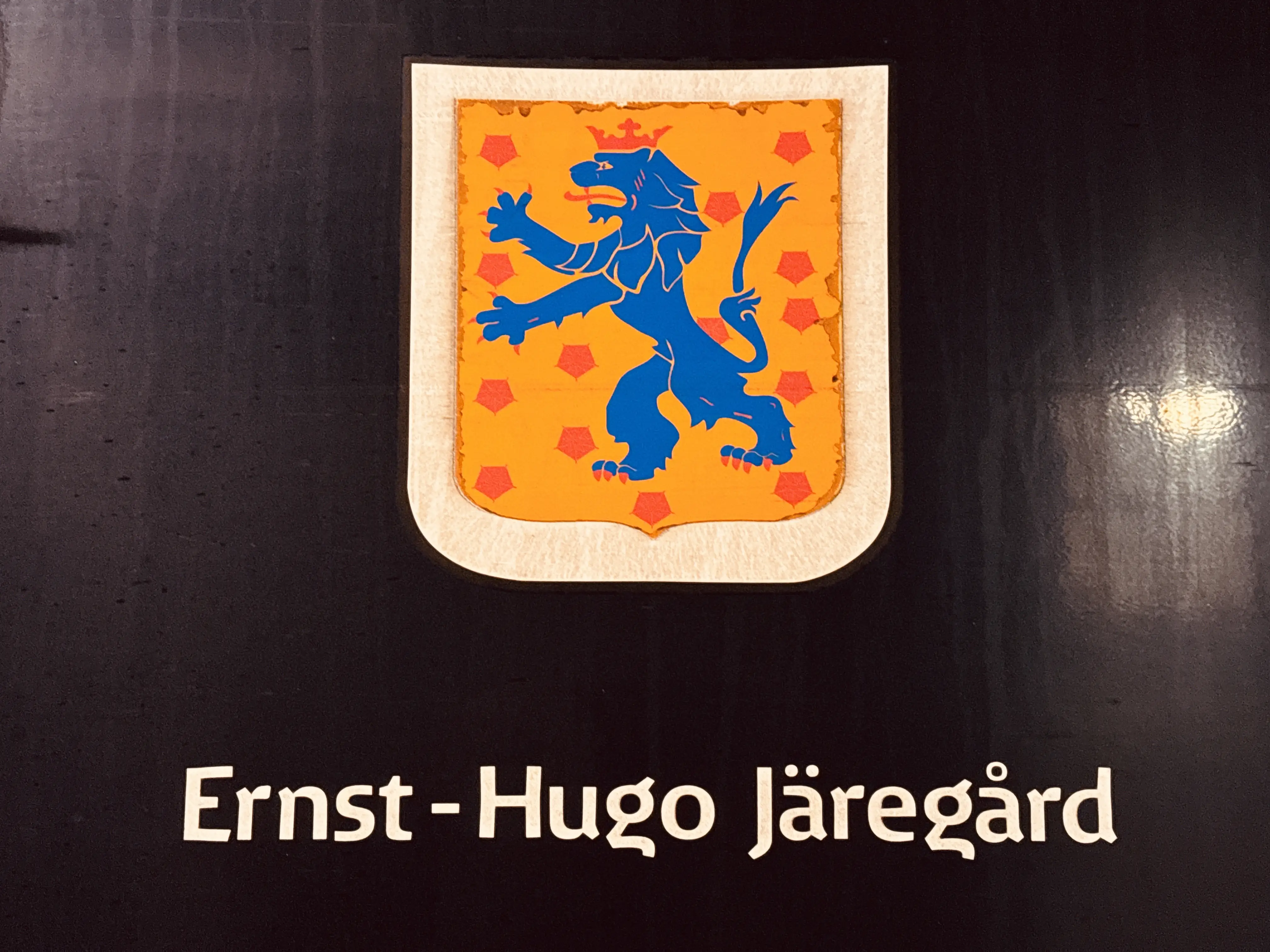 Billede af Ystads byvåben og navngivet "Ernst-Hugo Järegård" på siden af DSB MF 5090 fotograferet ud for København Hovedbanegård.