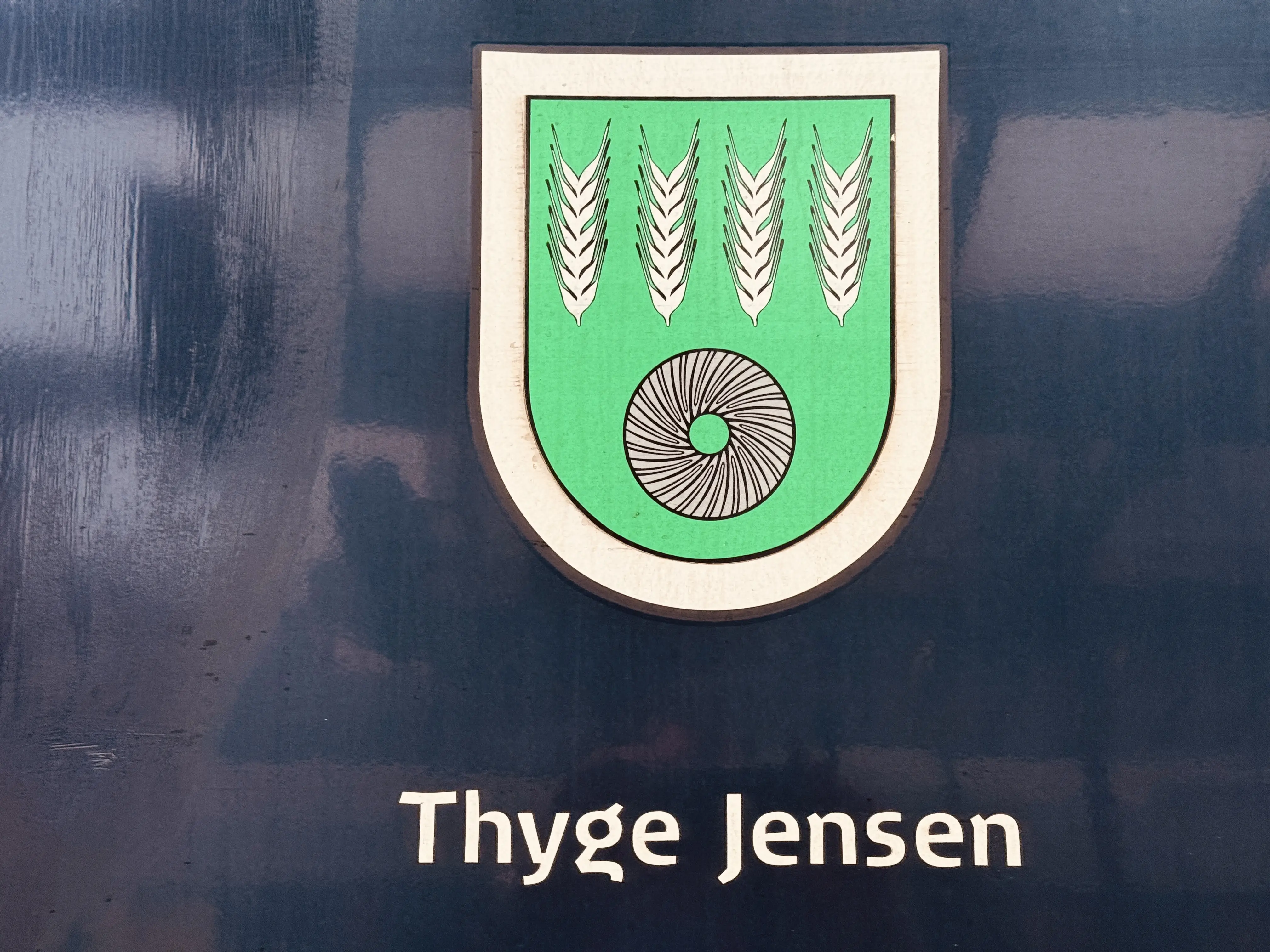 Billede af Aulums byvåben og navngivet "Thyge Jensen - Æ