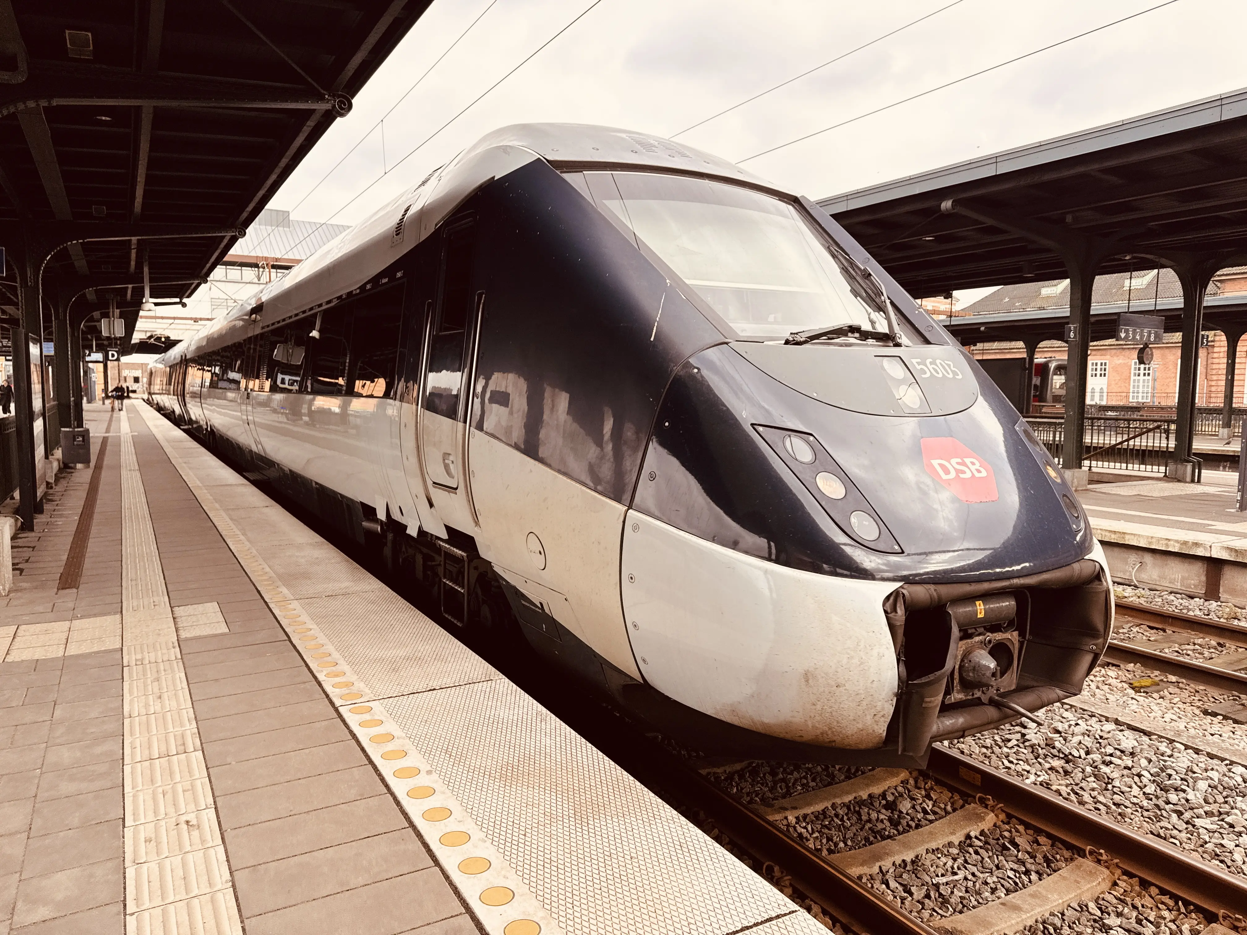 Billede af DSB MG 5603 fotograferet ud for Odense Banegård Center.