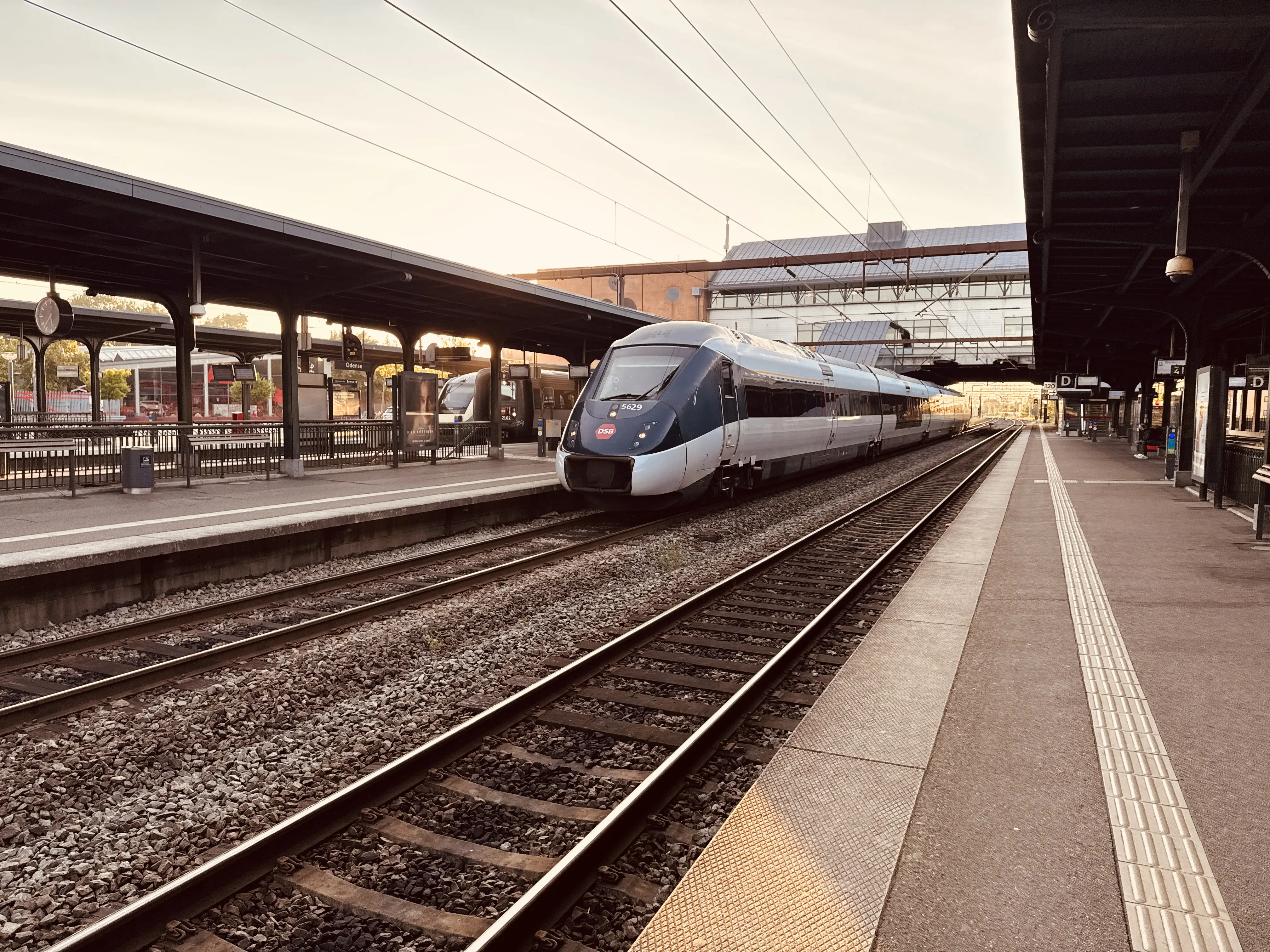 Billede af DSB MG 5629 fotograferet ud for Odense Banegård Center.