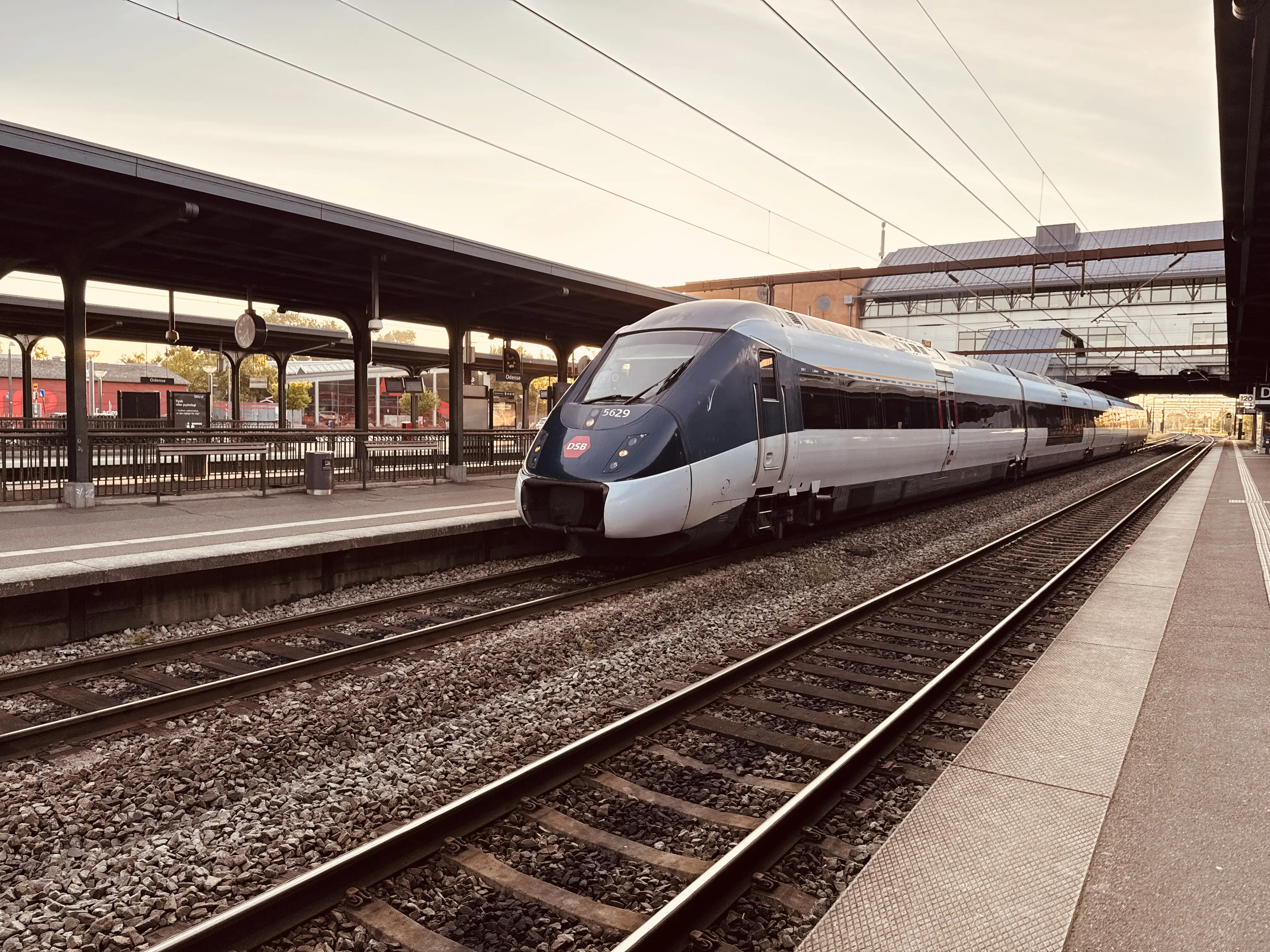 Billede af DSB MG 5629 fotograferet ud for Odense Banegård Center.
