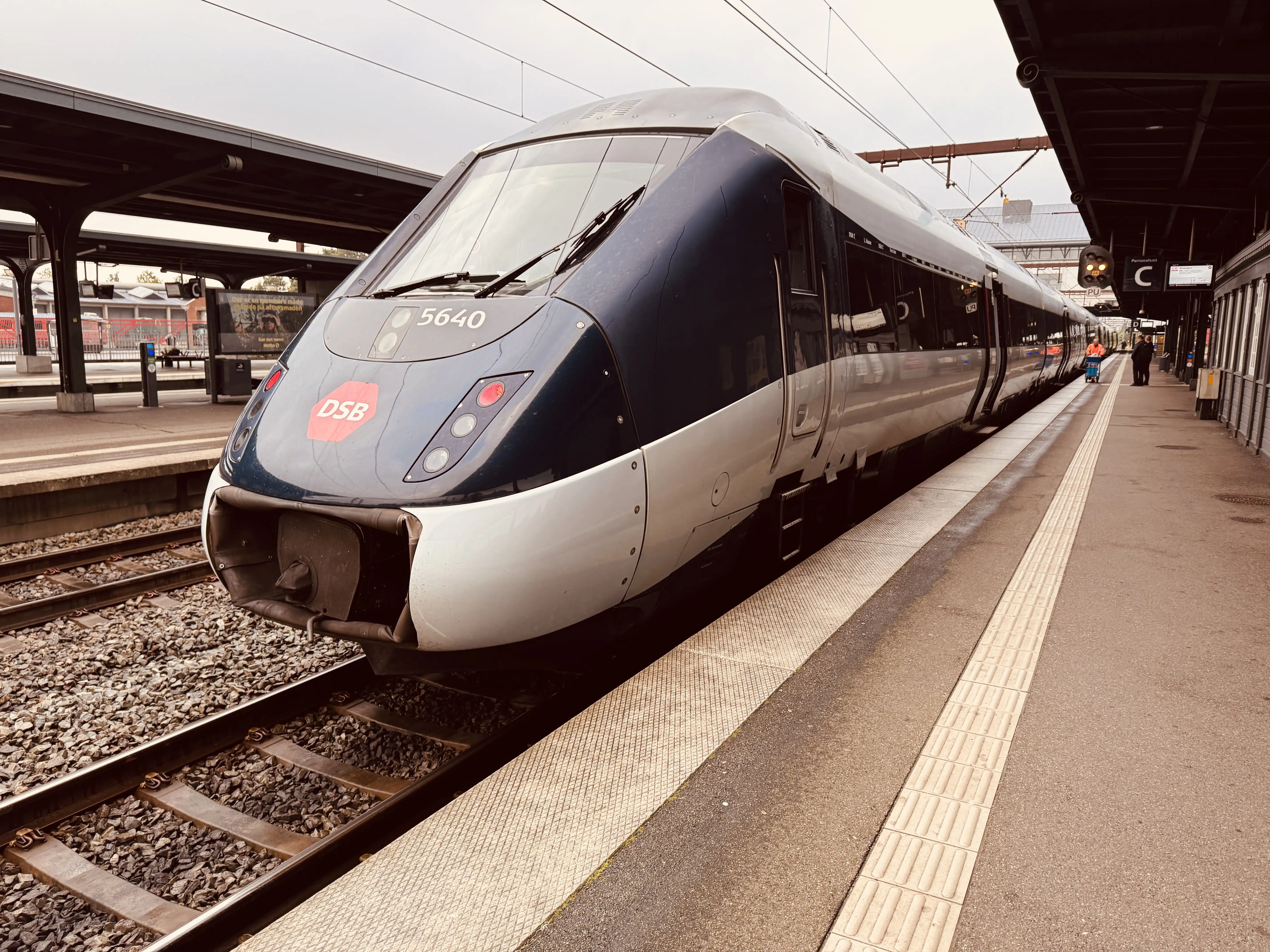 Billede af DSB MG 5640 fotograferet ud for Odense Banegård Center. Billede af DSB MG 5640 fotograferet ud for Odense Banegård Center.