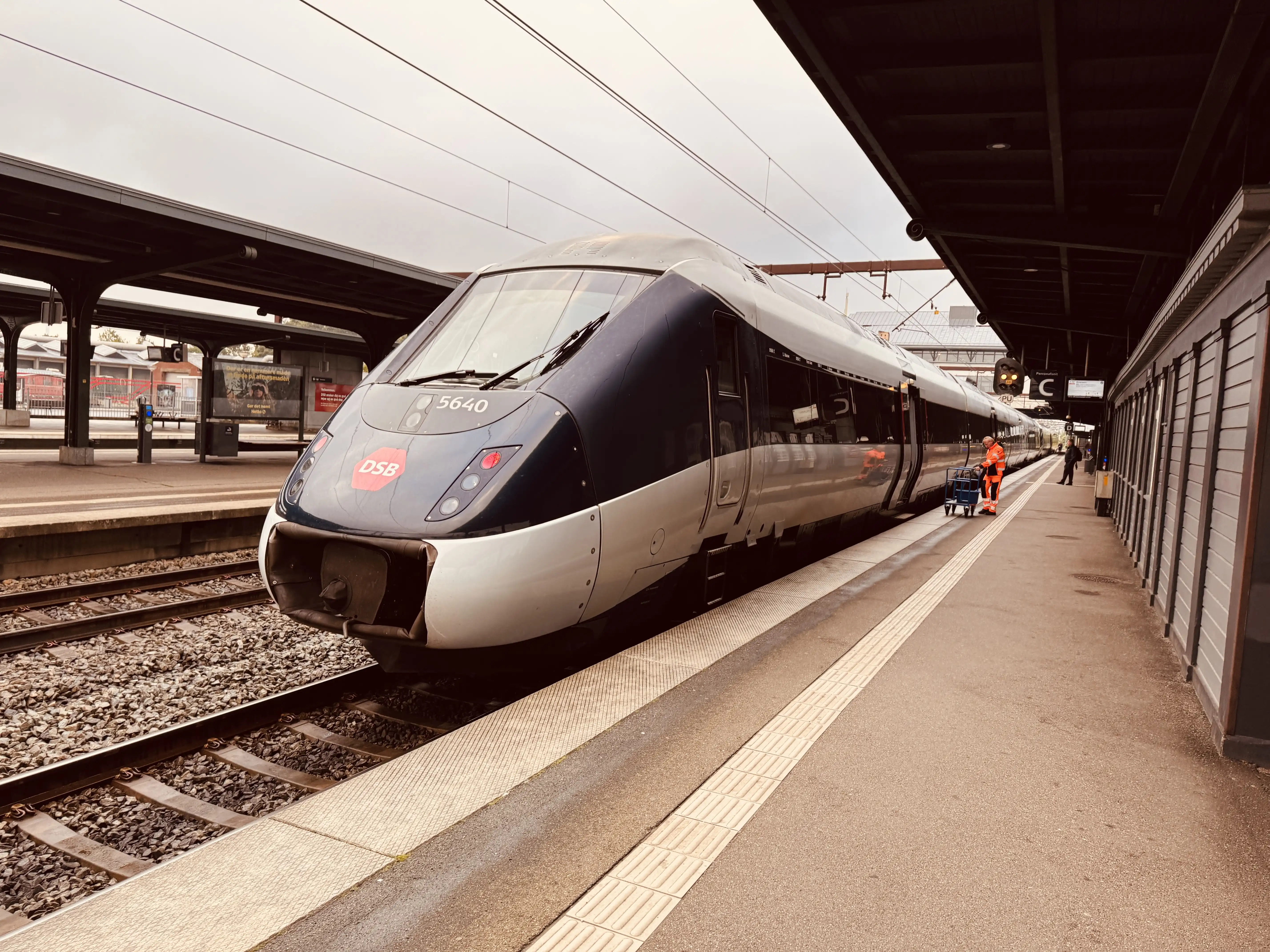 Billede af DSB MG 5640 fotograferet ud for Odense Banegård Center. Billede af DSB MG 5640 fotograferet ud for Odense Banegård Center.