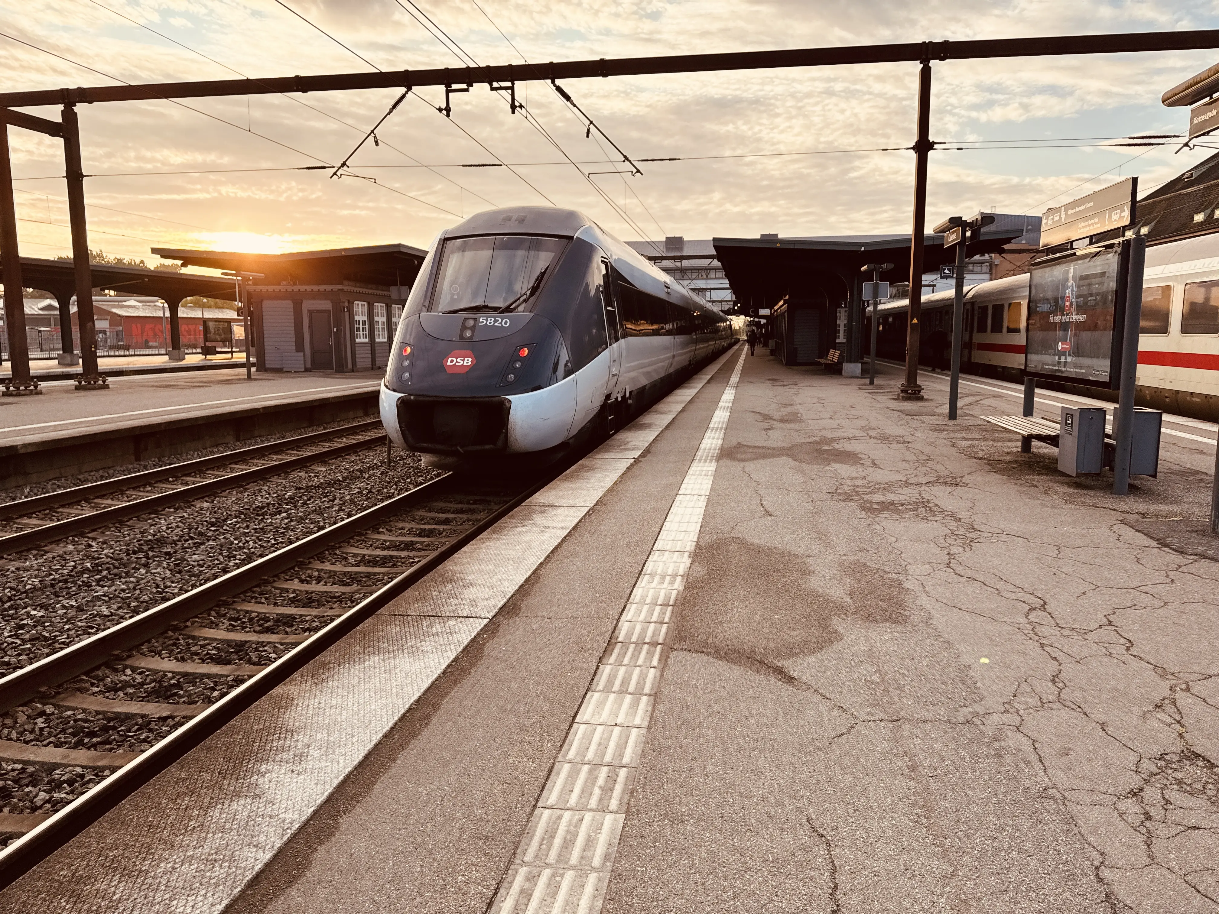 Billede af DSB MG 5620 fotograferet ud for Odense Banegård Center.