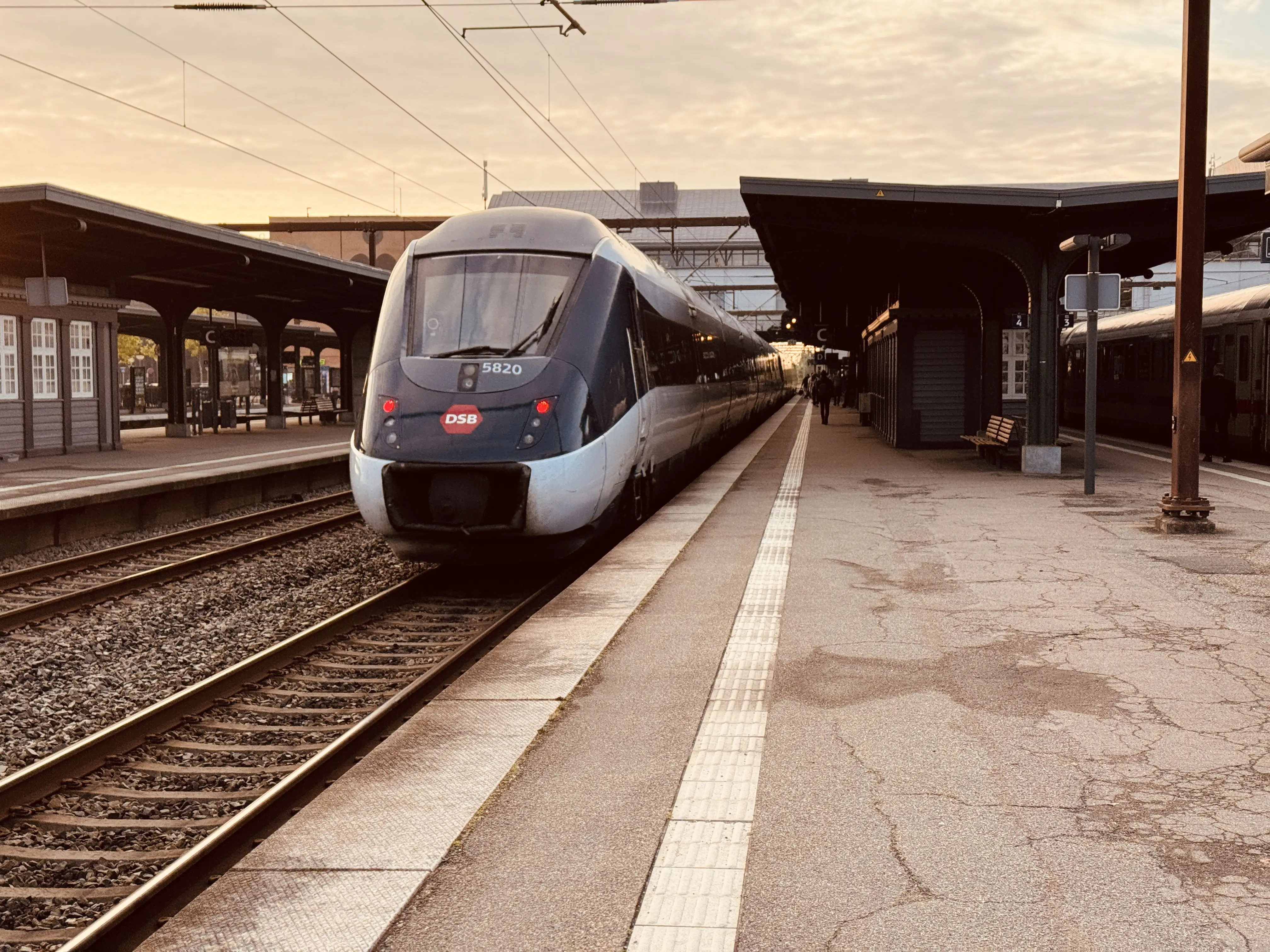 Billede af DSB MG 5620 fotograferet ud for Odense Banegård Center.