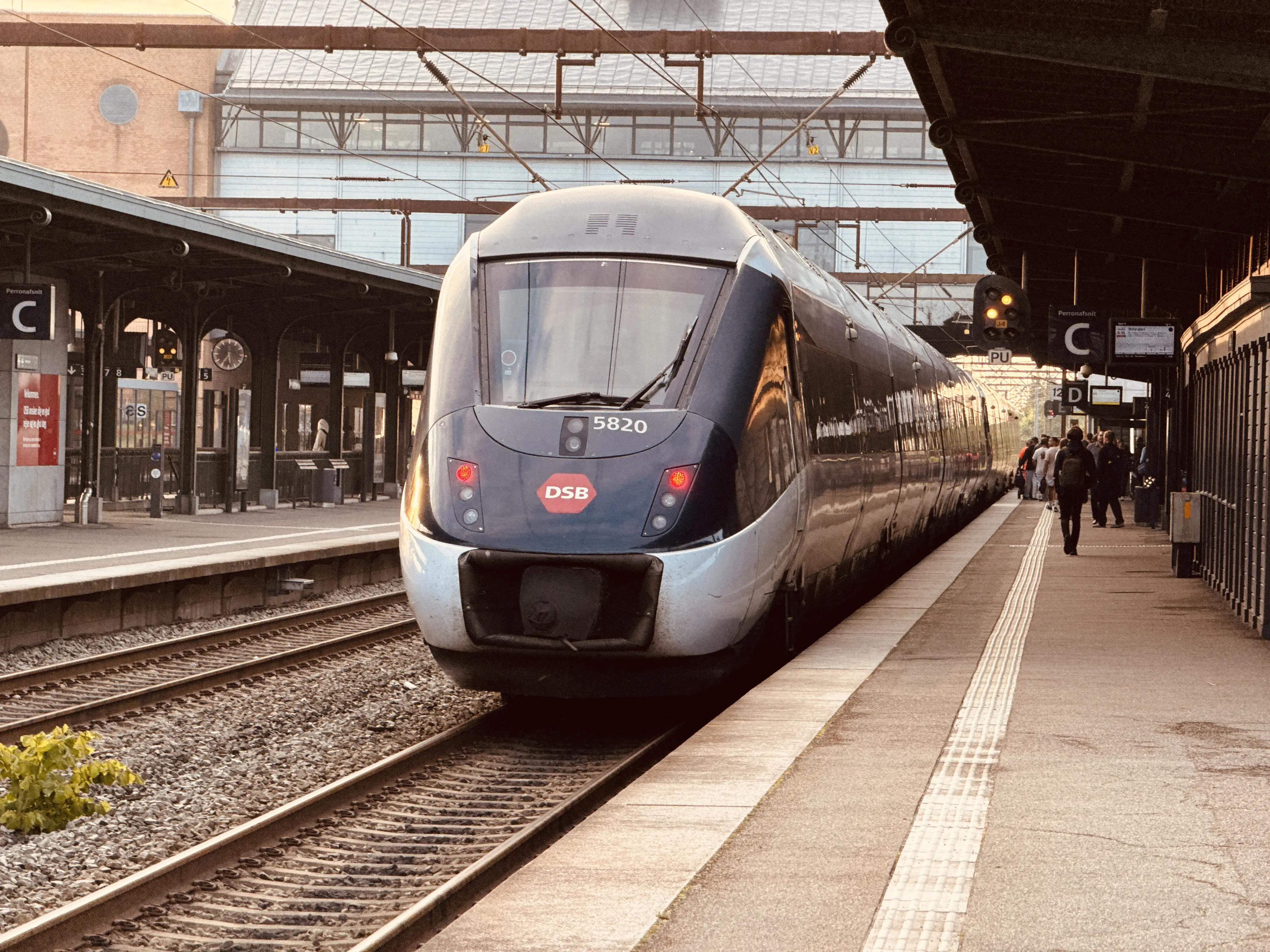 Billede af DSB MG 5620 fotograferet ud for Odense Banegård Center.