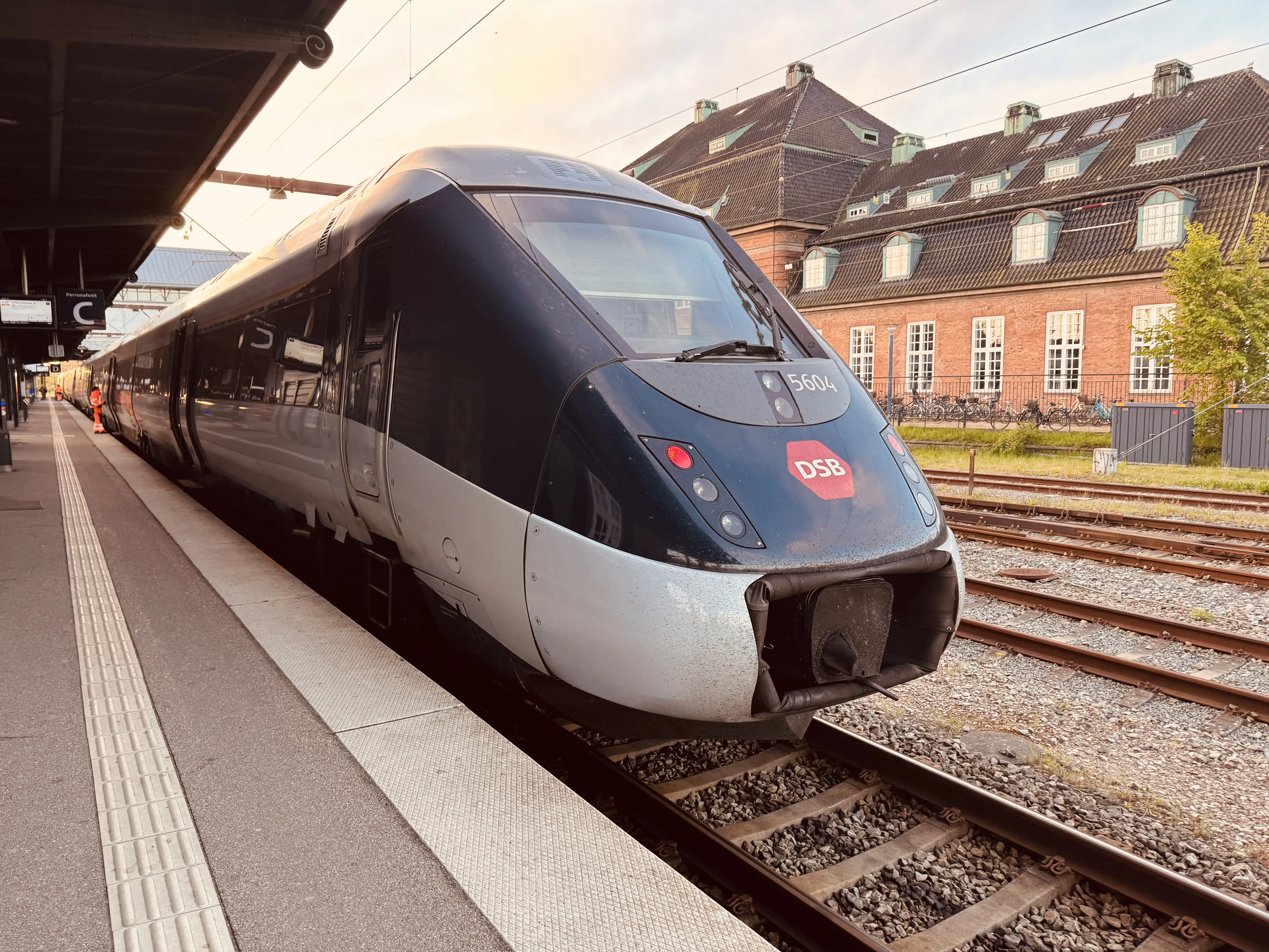 Billede af DSB MG 5604 fotograferet ud for Odense Banegård Center.