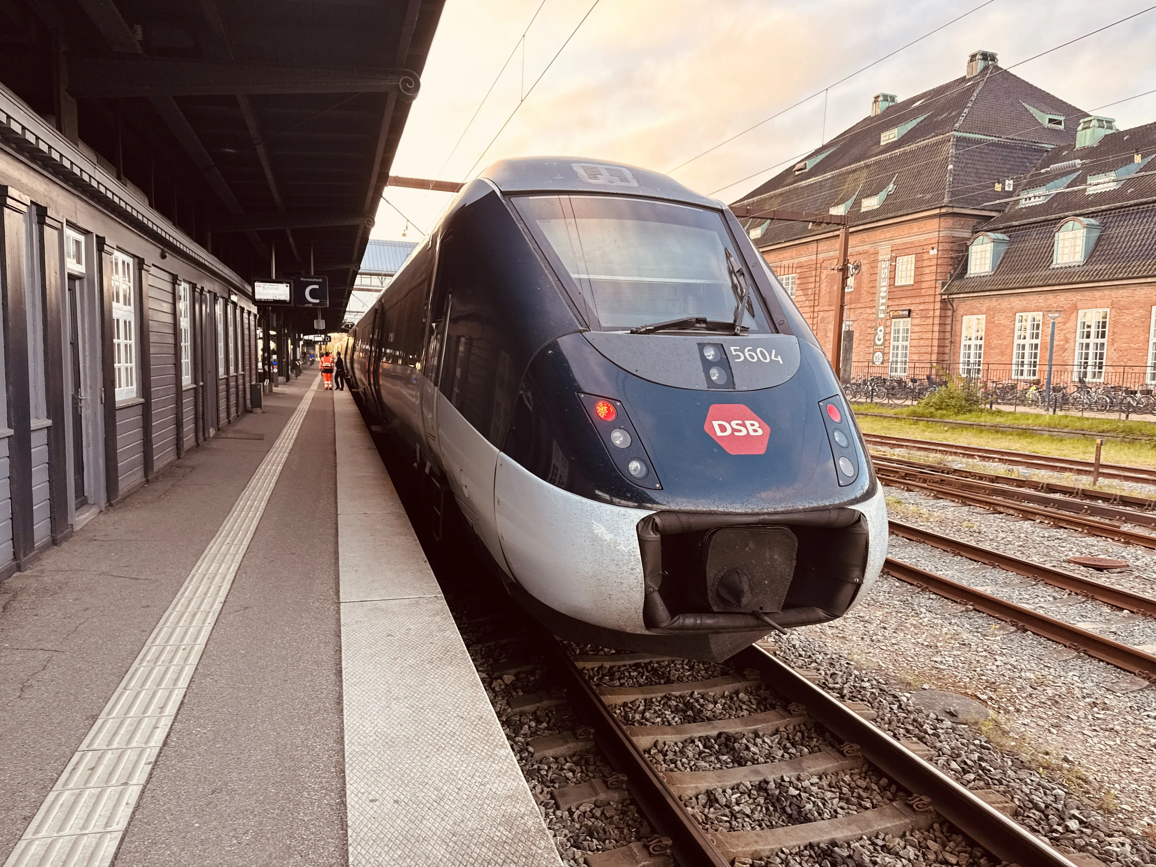 Billede af DSB MG 5604 fotograferet ud for Odense Banegård Center.