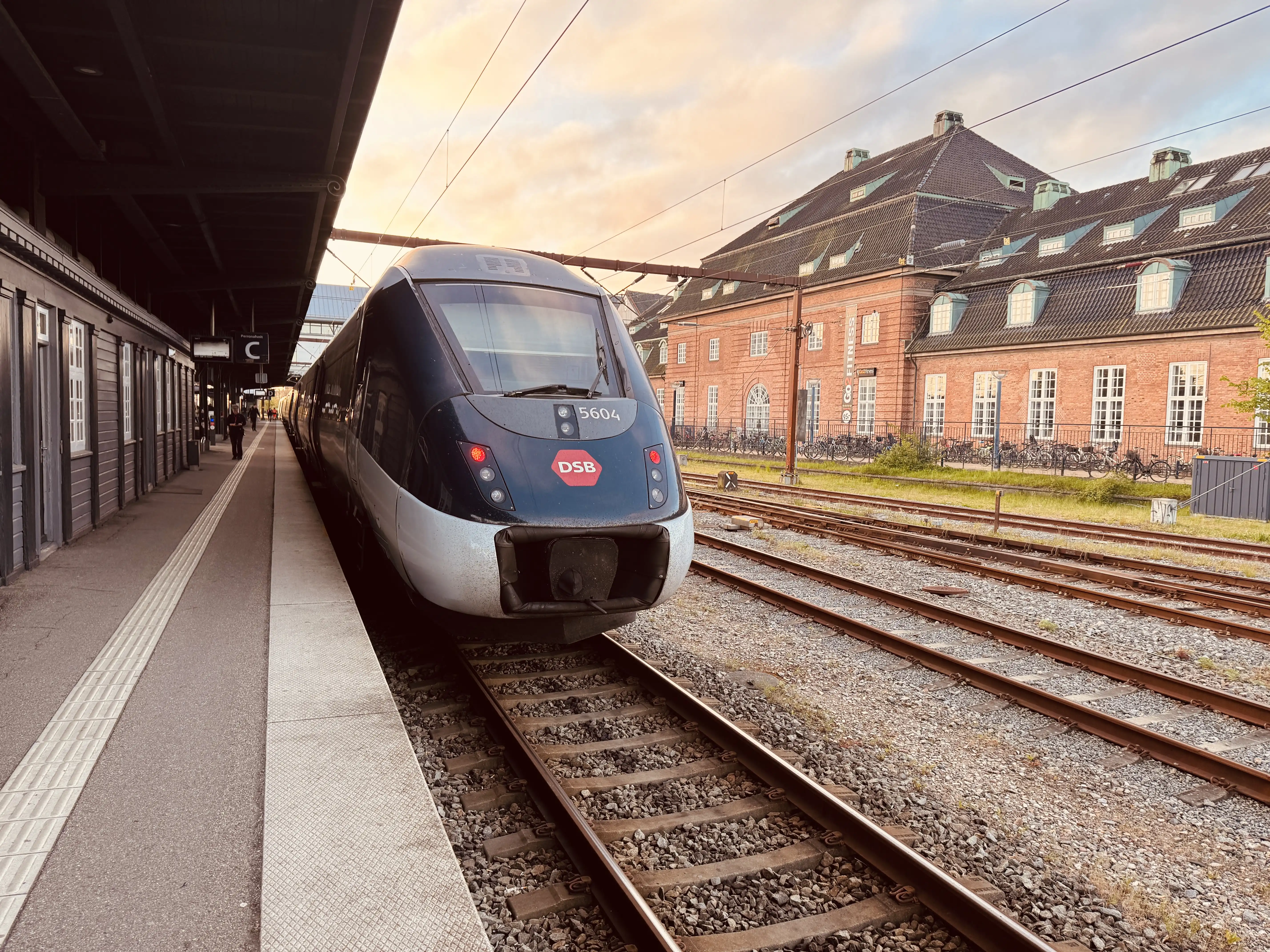 Billede af DSB MG 5604 fotograferet ud for Odense Banegård Center.