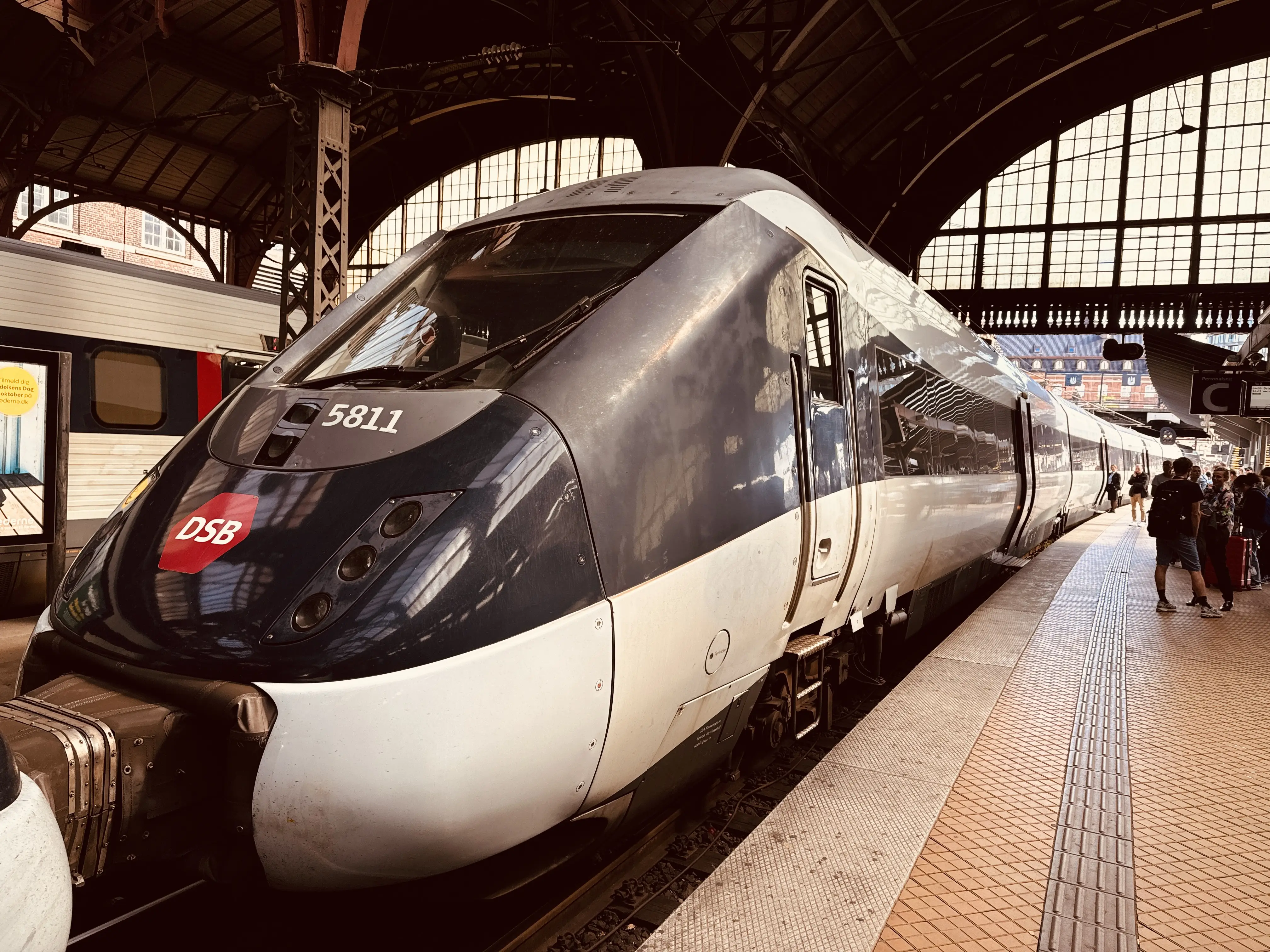 Billede af DSB MG 5611 fotograferet ud for København Hovedbanegård. Billede af DSB MG 5611 fotograferet ud for København Hovedbanegård.